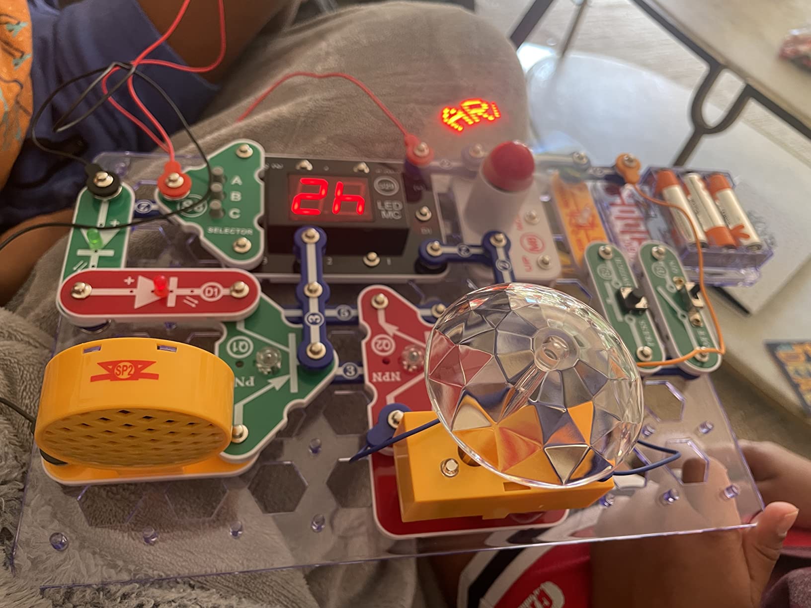 Snap Circuits Arcade Electronics Exploration Kit, Stem Activities for Ages 8+, Full Color Project Manual (SCA-200) customer photo 2
