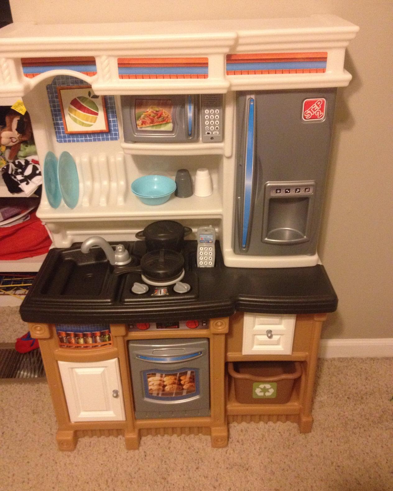 Step2 Lifestyle Custom Kids Kitchen Playset, Indoor/Outdoor Kitchenette, Interactive Play with Lights and Sounds, Made of Durable Plastic, 20 Piece Toy Accessories, Toddlers 2+ Years Old, Tan customer photo 2