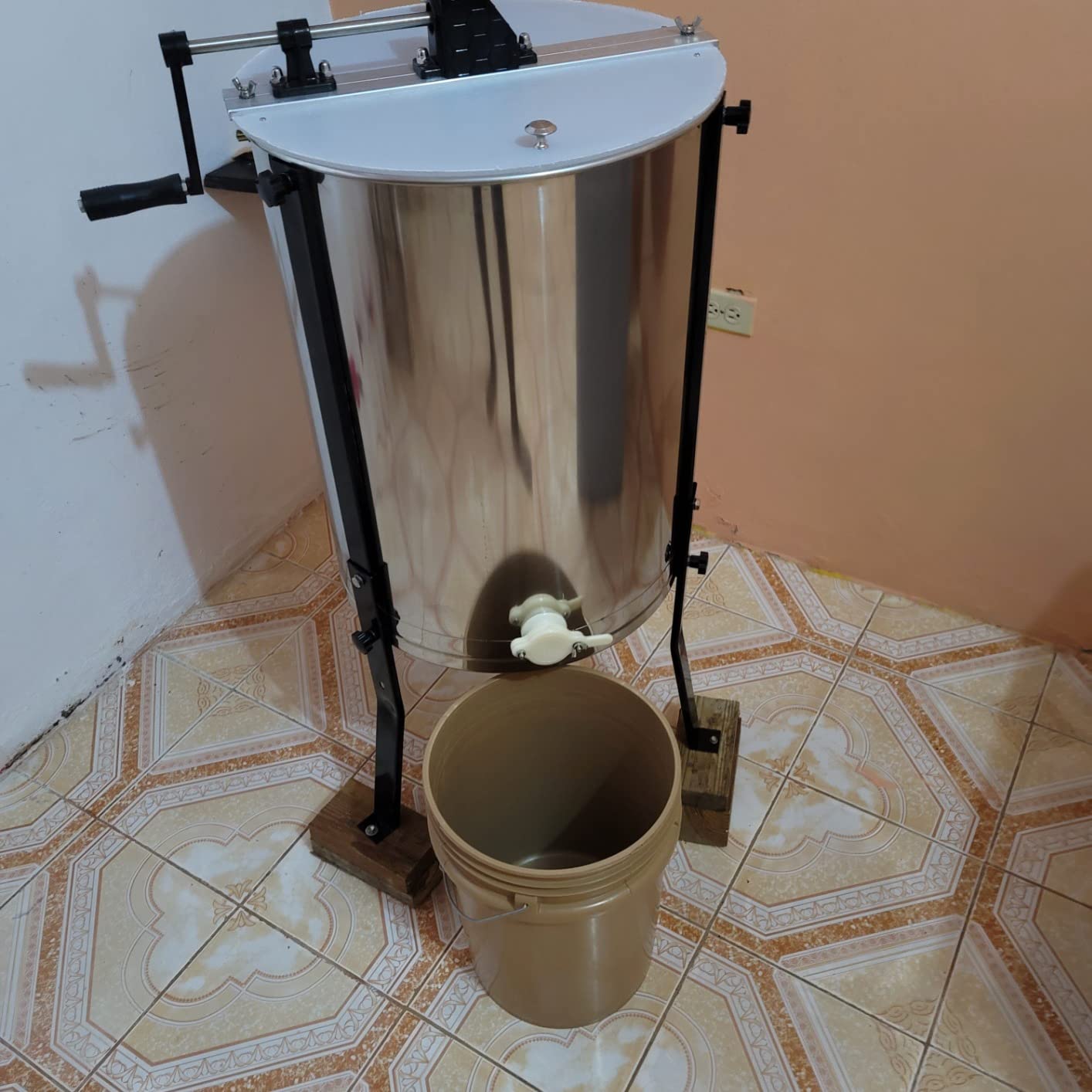 VIVO Honey Extractor 8 Frame Rack (4 Deep Frames), Food Grade Stainless Steel Honey Processing Equipment, Manual Crank Honeycomb Drum Spinner with Transparent Lid, BEE-V004B customer photo 2