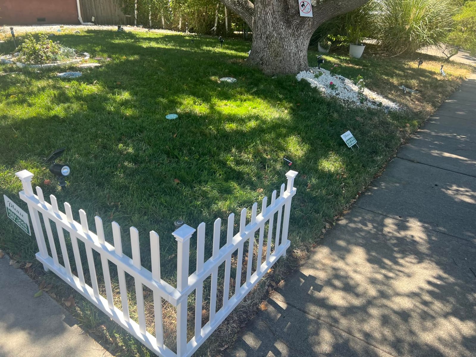 Zippity Ashley Corner Picket Fence, White Vinyl DIY No Dig Kit | 30inH x 40inW, 2 Panels, Garden Border Fencing, ZP19007 customer photo 1