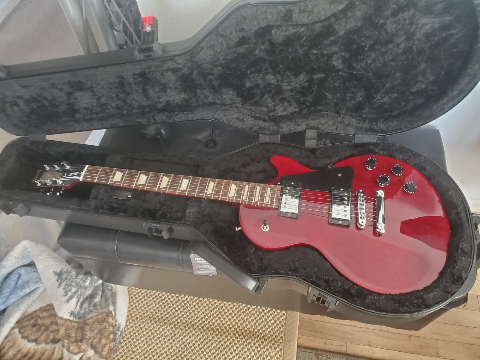 Gator Cases Molded Flight Case for Les Paul Electric Guitar with TSA Approved Locking Latch, (GTSA-GTRLPS) customer photo 2