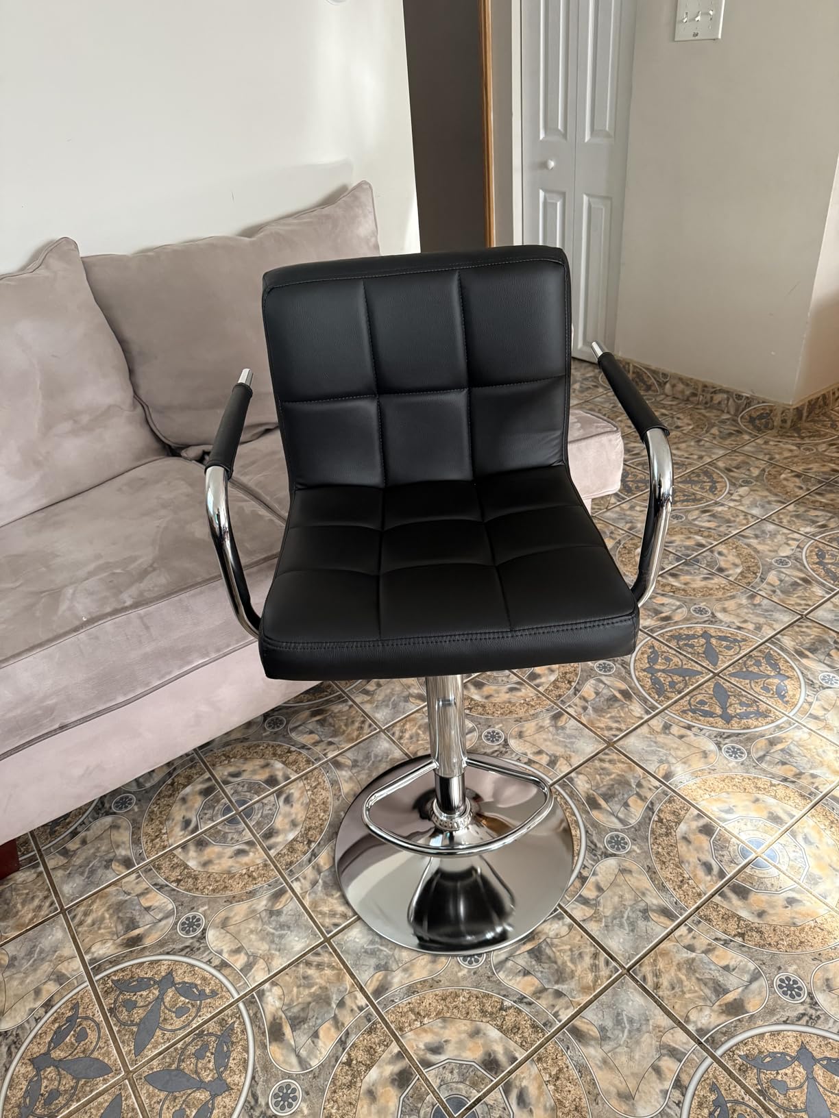 Yaheetech Bar Stools Set of 2, PU Leather Height Adjustable Swivel Barstools, Hydraulic Kitchen Counter Height Bar Chairs with Armrest and Back for Kitchen, Dining Room, Black customer photo 2