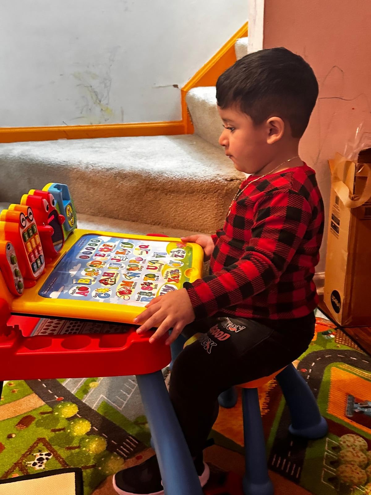 VTech Touch and Learn Activity Desk Deluxe (Frustration Free Packaging) customer photo 1