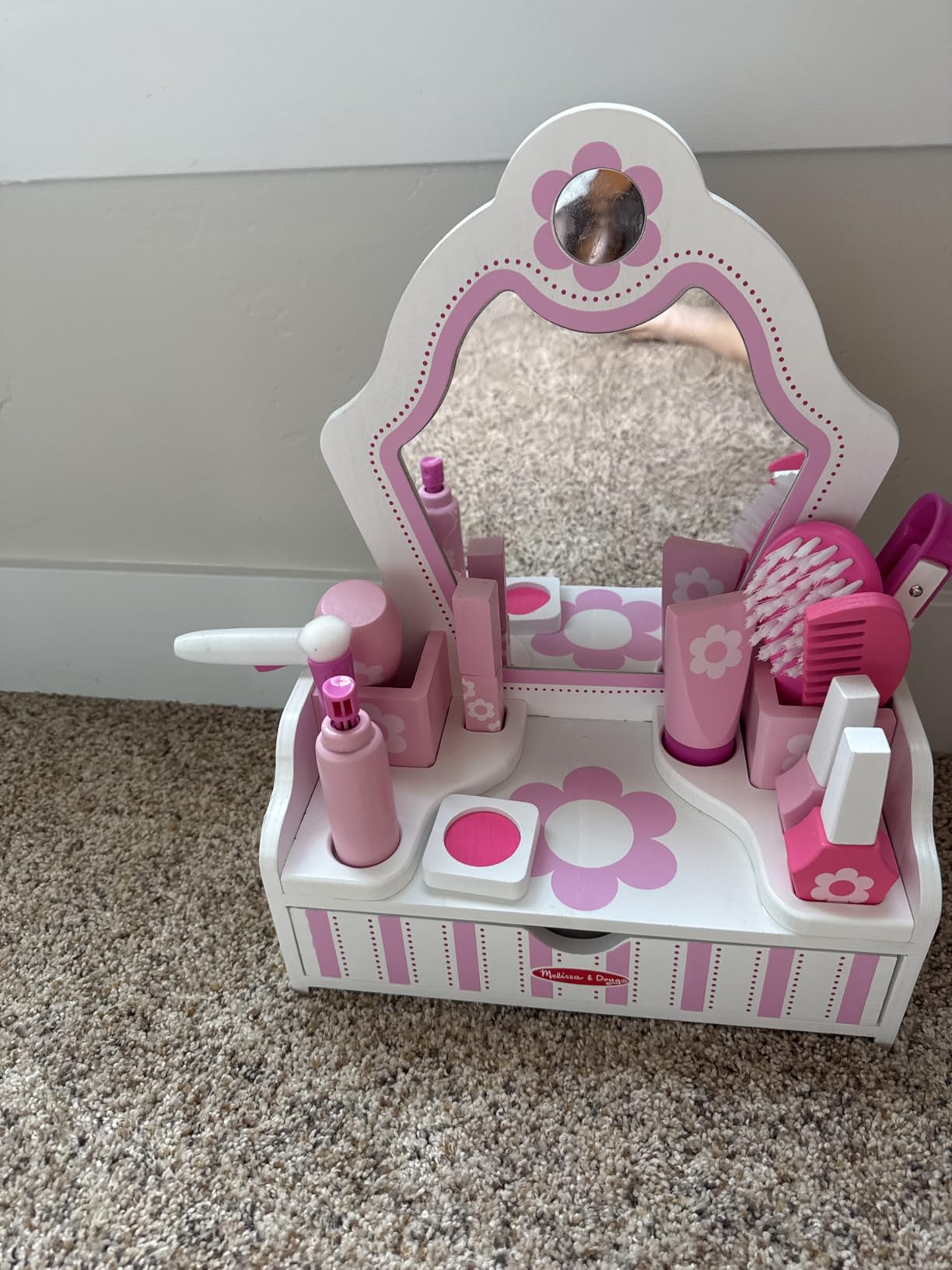 Melissa & Doug Wooden Beauty Salon Play Set, 18-Piece Vanity with Pretend Play Toys, Makeup, Mirror, Accessories & More, Preschool Toys for Girls & Boys Ages 3+ - FSC Certified customer photo 2