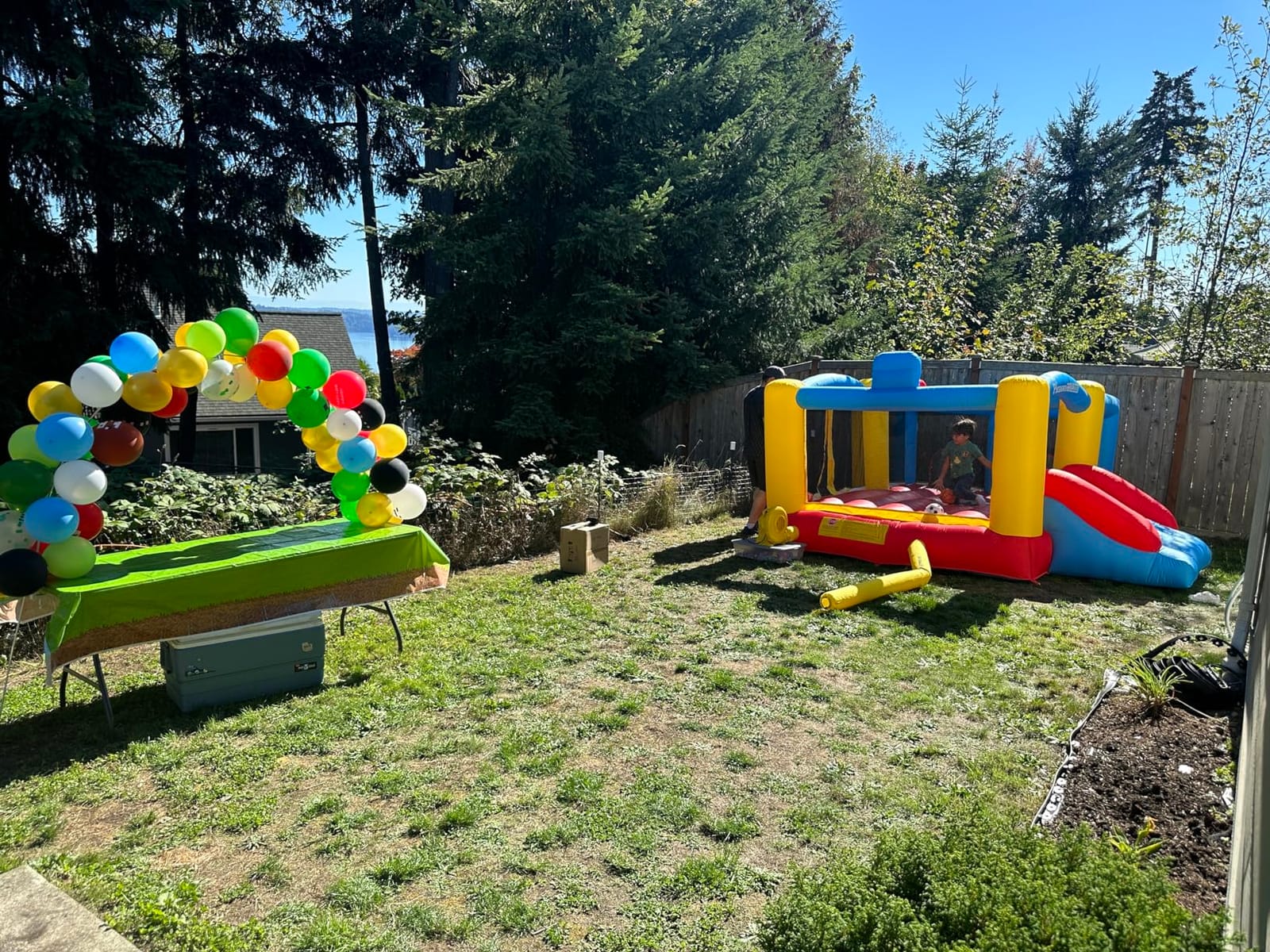 [Upgrade Version] PicassoTiles KC102 12x10 Foot Inflatable Bouncer Jumping Bouncing House, Jump Slide, Dunk Playhouse w/Basketball Rim, 4 Sports Balls, Full-Size Entry, 580W ETL Certified Blower customer photo 2