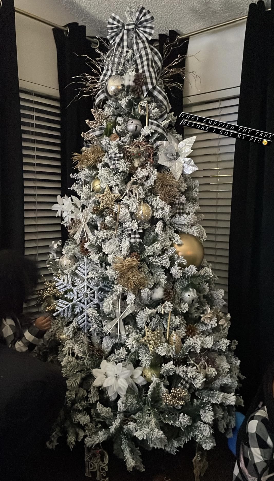 Best Choice Products Artificial Flocked Christmas Tree, 6ft Premium Unlit Pine Holiday Décor w/Full Branches, Metal Stand - Green customer photo 1