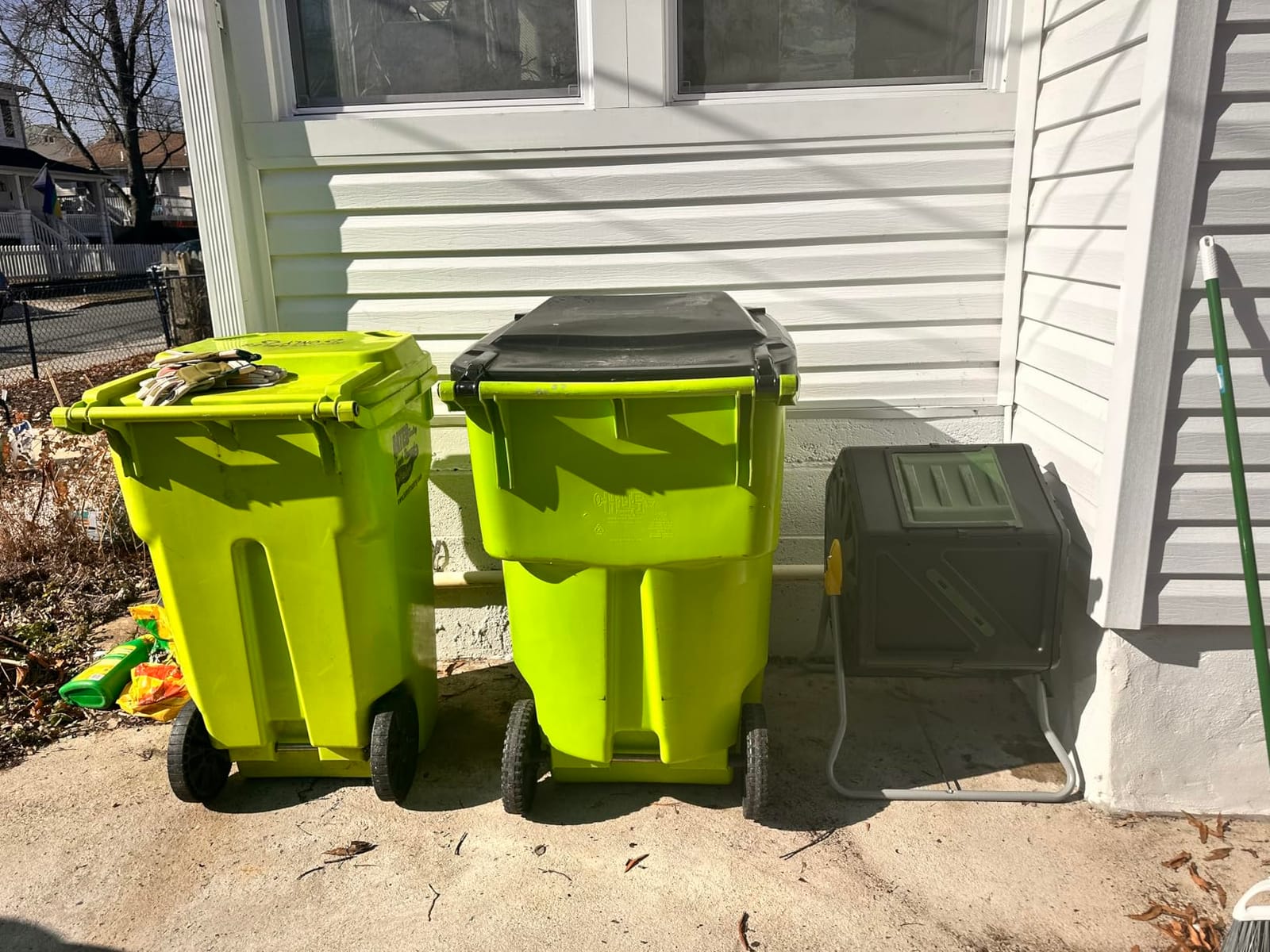 Miracle-Gro Compost Tumbler Single Chamber - Easy-Turn Composter Tumbler Outdoor for Fast Composting - Heavy-Duty Composting Bin with 1 Sliding Door (18.5 Gallon / 70 Liter) customer photo 1