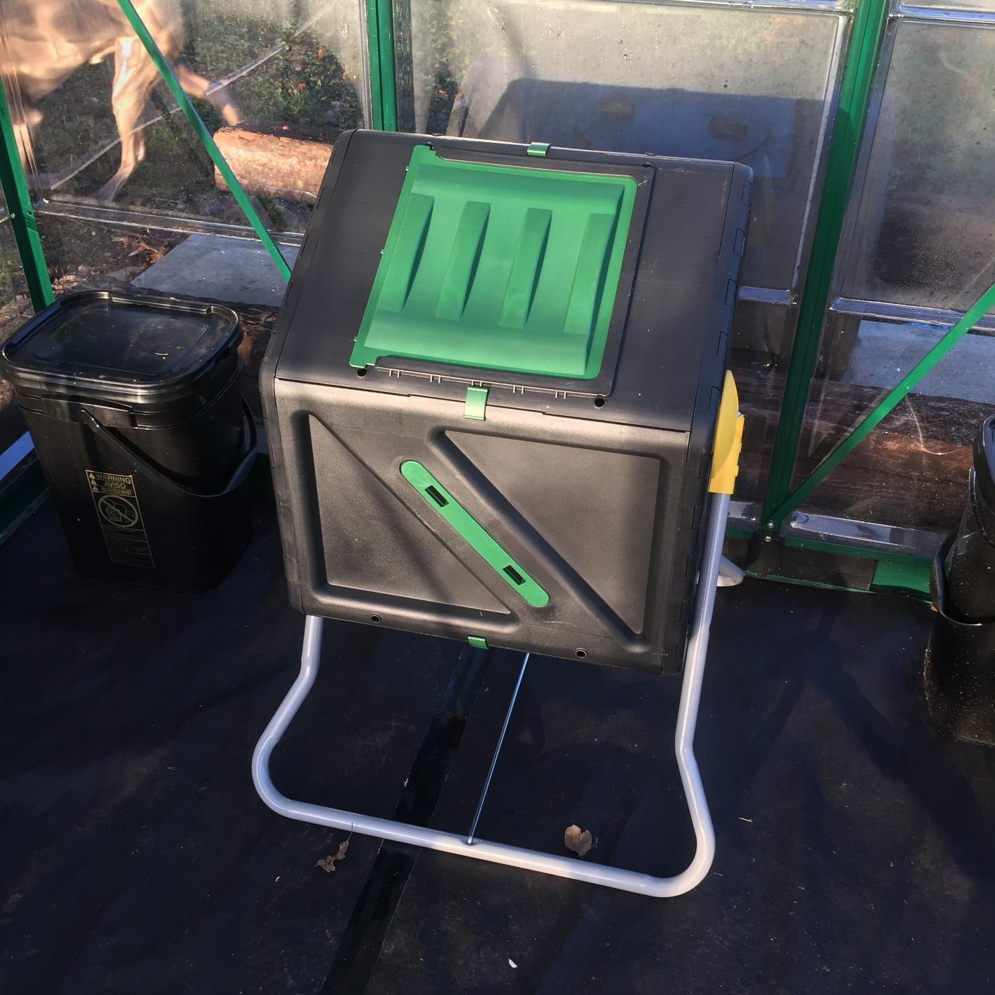 Miracle-Gro Compost Tumbler Single Chamber - Easy-Turn Composter Tumbler Outdoor for Fast Composting - Heavy-Duty Composting Bin with 1 Sliding Door (18.5 Gallon / 70 Liter) customer photo 2