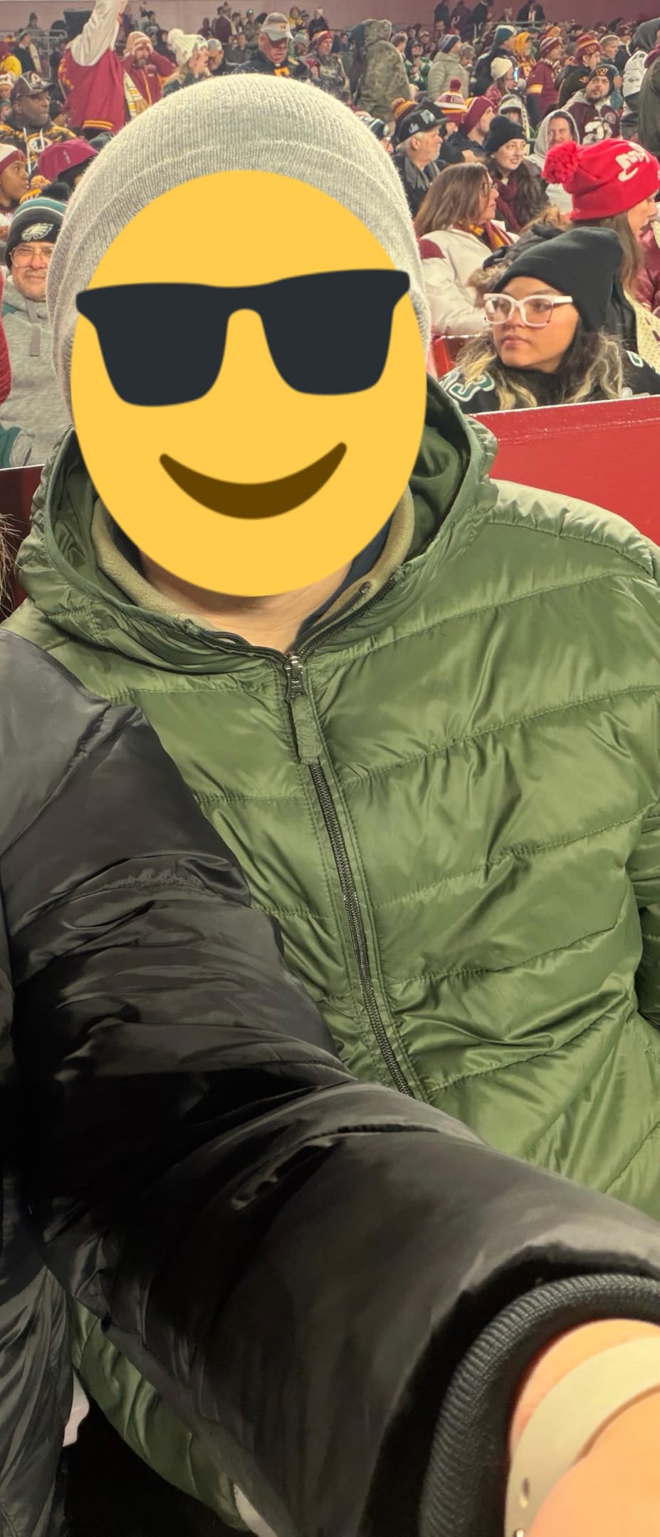 Amazon Essentials Men's Lightweight Water-Resistant Packable Hooded Puffer Jacket customer photo 1