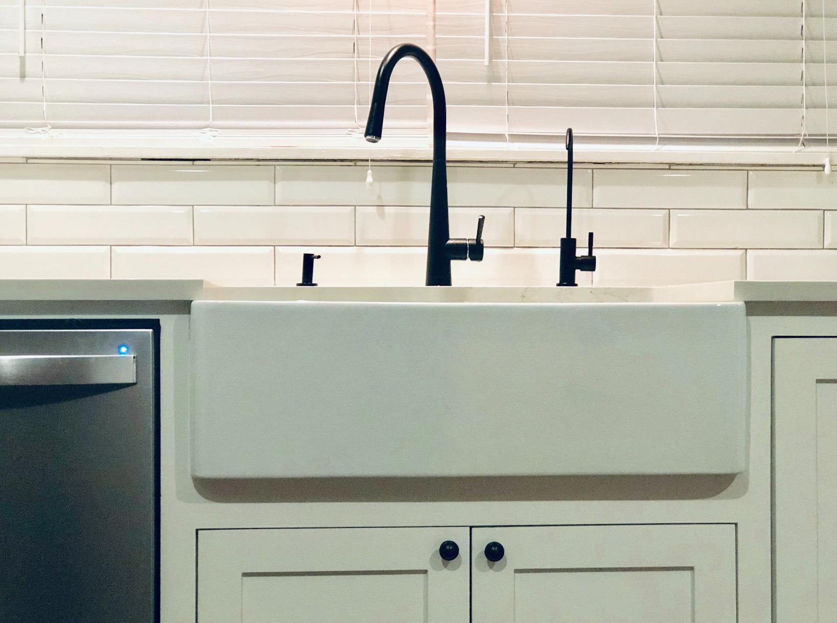 Ruvati 33x20-in White Reversible Fireclay Farmhouse Sink - RVL2300WH customer photo 2