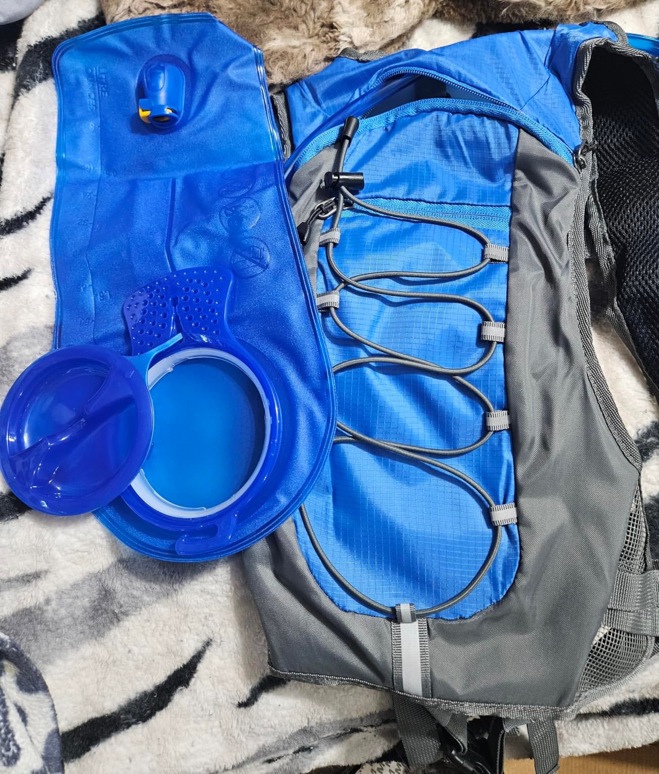 Unigear Hydration Pack Backpack with 70 oz 2L Water Bladder for Running, Hiking, Cycling, Climbing, Camping, Biking customer photo 1