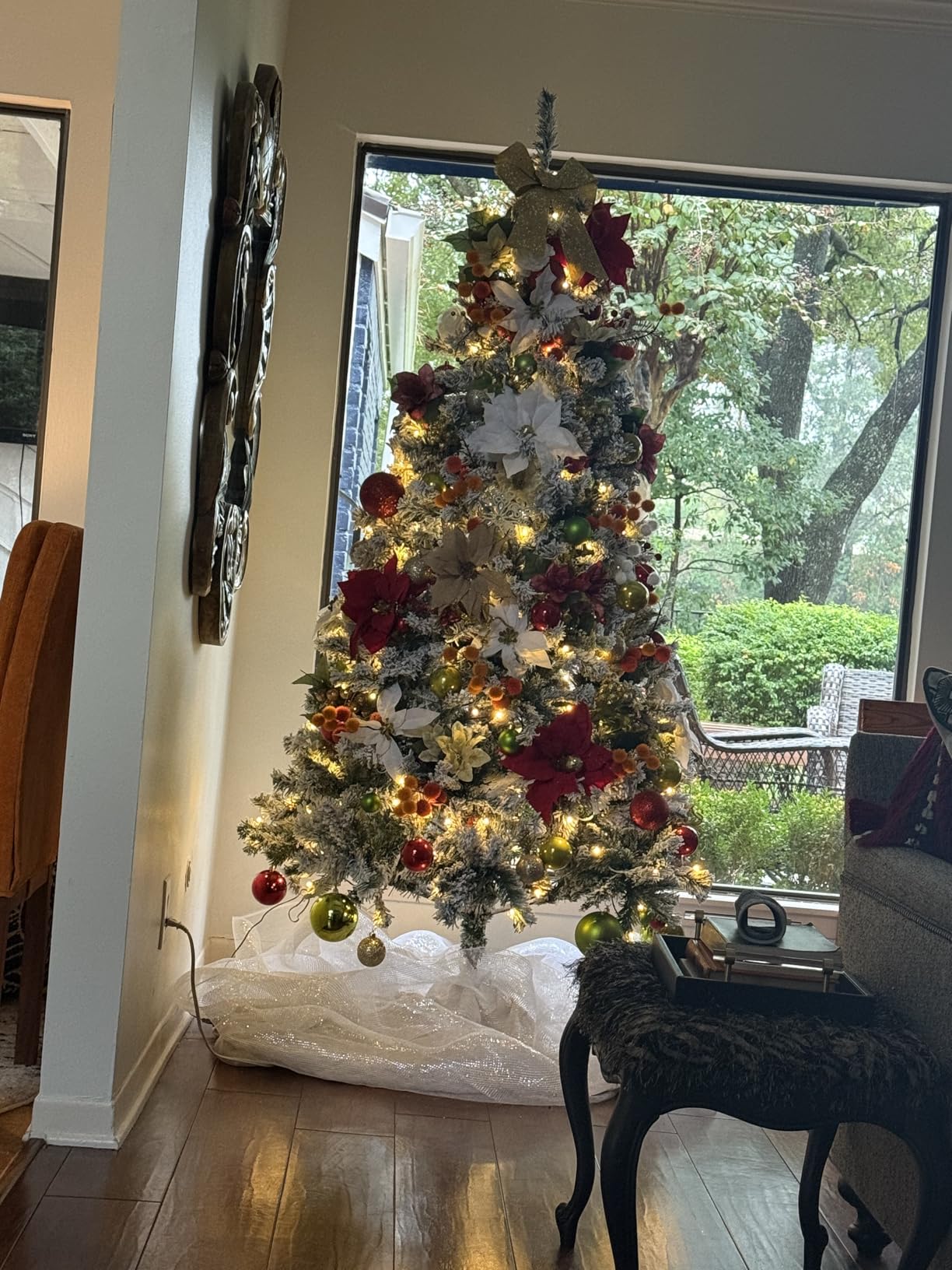 Best Choice Products 6ft Pre-Lit Artificial Christmas Tree Twinkling LEDs, Snow Flocked Design Pine Tree, Full Appearance Lighted Snowy w/Easy Assembly, 250 Lights, 928 Tips Metal Stand customer photo 1