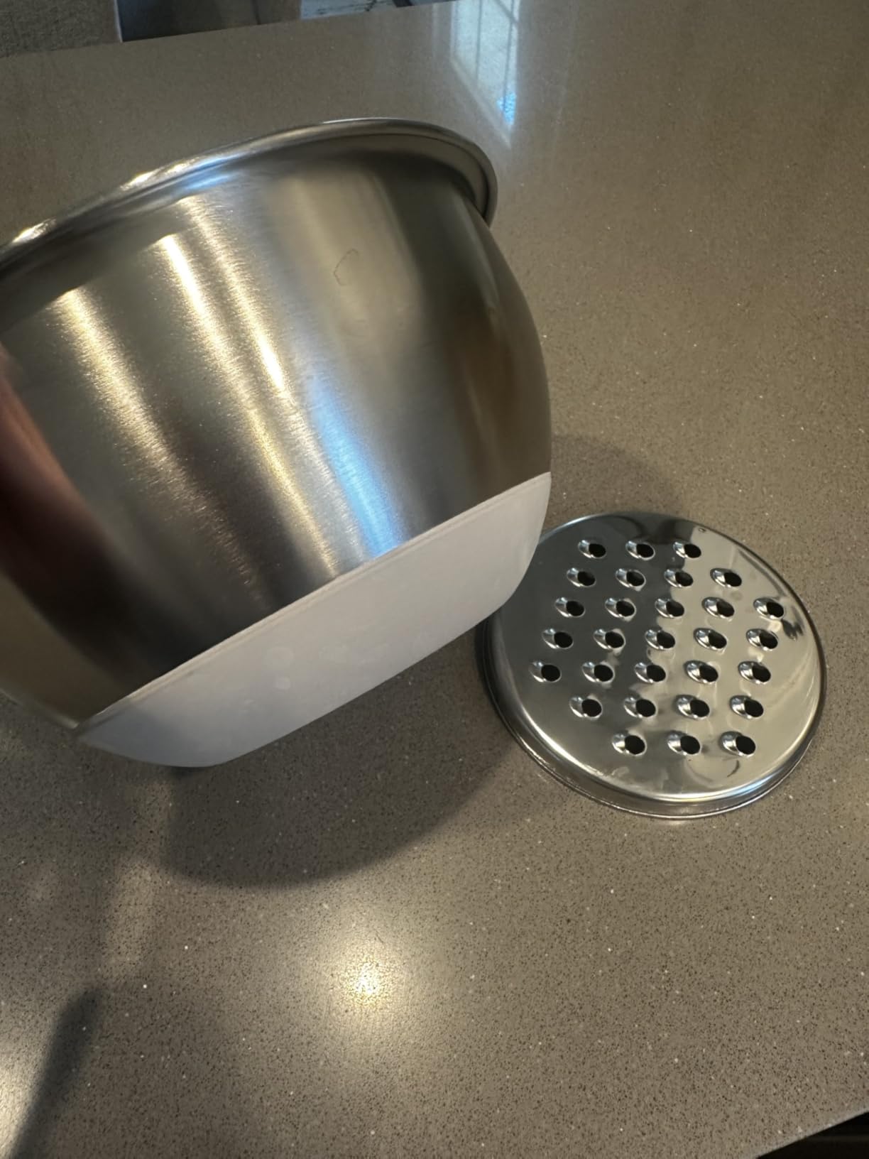 Wildone Mixing Bowls with Airtight Lids Set, 5PCS Stainless Steel Nesting Bowls for Kitchen, with Grater Attachments & Non-Slip Bottoms, Size 5, 3, 2, 1.5, 0.63 QT, Great for Mixing & Serving customer photo 1