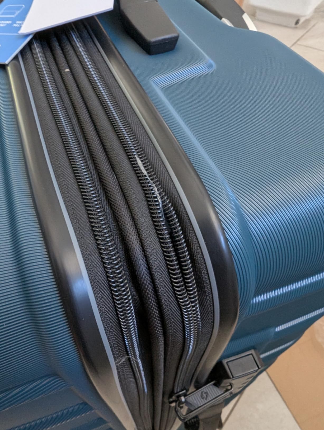 Samsonite Omni 2 28-Inch Large Checked Hardside Luggage with 360 Spinner Wheels - Scratch Resistant Hardshell - TSA Lock - Expandable Polycarbonate Shell for Lightweight Travel - Midnight Black customer photo 1