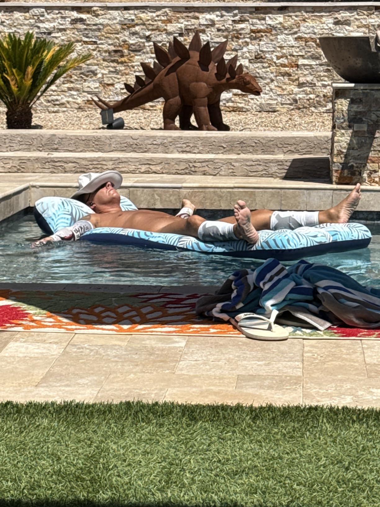 Aqua Oversized Contour Pool Float Lounge - Extra Large - Fabric-Covered, Inflatable Pool Floats for Adults - Blue Ferns customer photo 2