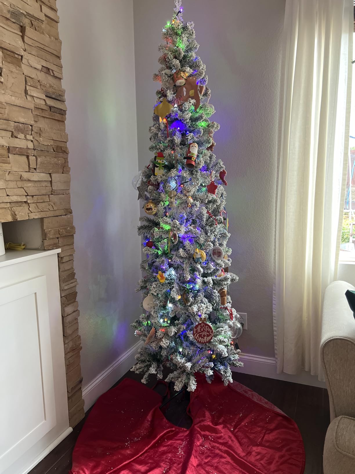 Goplus 6ft Snow Flocked Pencil Christmas Tree with 500 Branch Tips, White | Unlit Artificial Skinny Xmas Tree with Folding Metal Stand, Hinged Slim Snowy Tree for Home Office Decoration customer photo 1