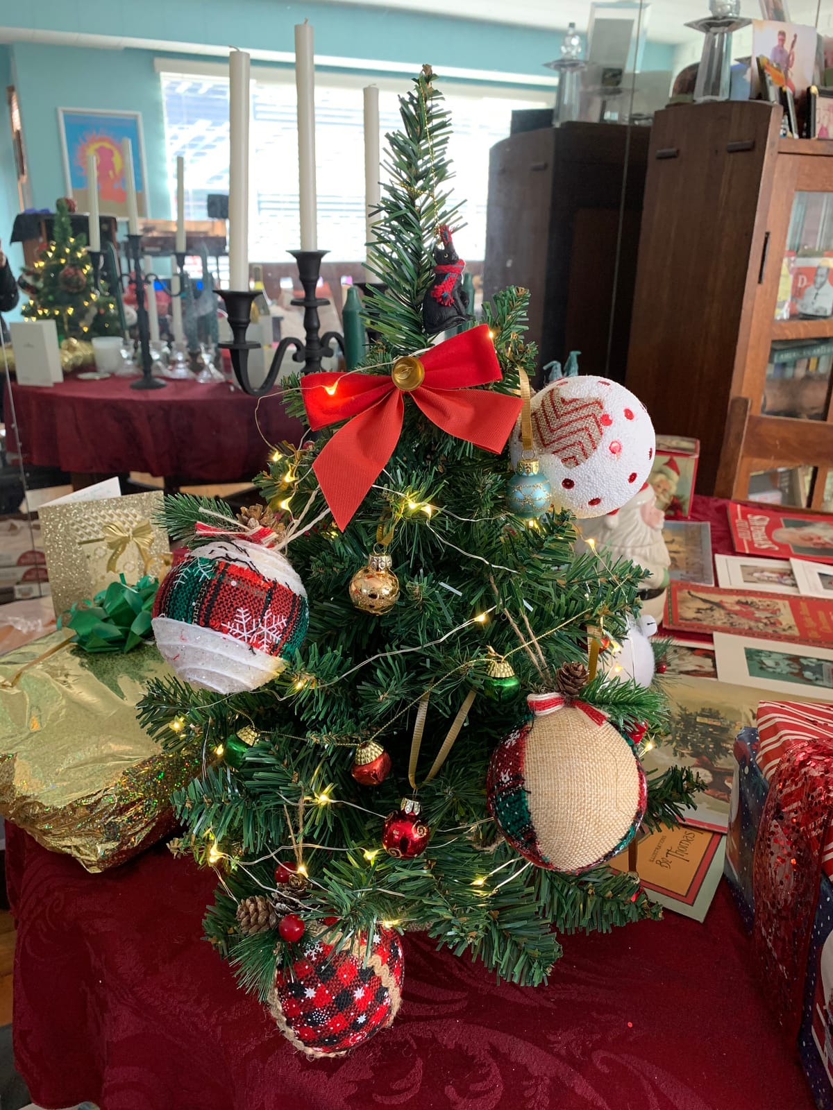 Pre-Lit Artificial Mini Christmas Tree, 20 inch Small Pine Xmas Tree with 40 LED Lights, 70 Branch Tips, Battery Operated Tabletop Christmas Tree Burlap Base (50cm) customer photo 1