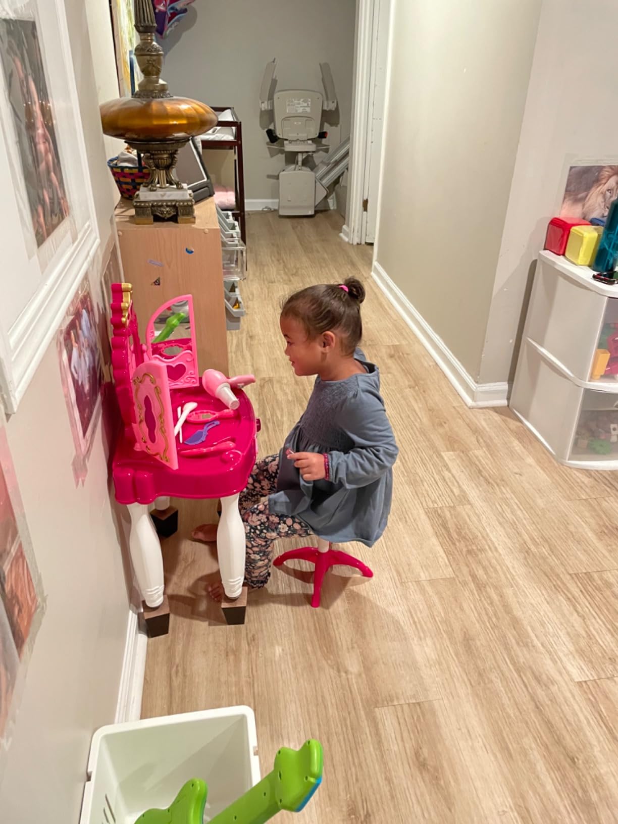 Play22 Pretend Play Girls Vanity Set with Mirror and Stool 21 PCS - Kids Makeup Vanity Table Set with Lights and Sounds - Includes Fashion Hair & Makeup Accessories customer photo 1