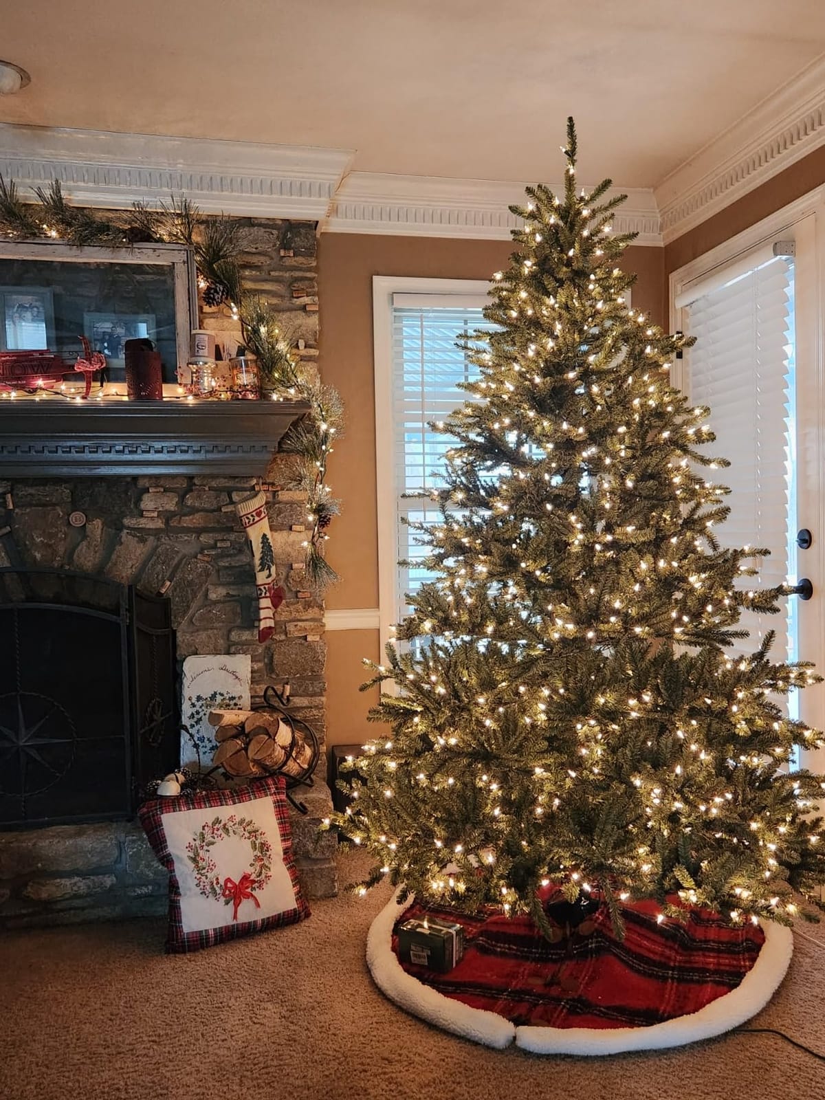 Balsam Hill 9ft Pre-Lit Classic Blue Spruce - Artificial Christmas Tree with 1500 Clear Incandescent Lights, Easy Plug Technology, Premium Stand for Indoor Holiday Decorating customer photo 1
