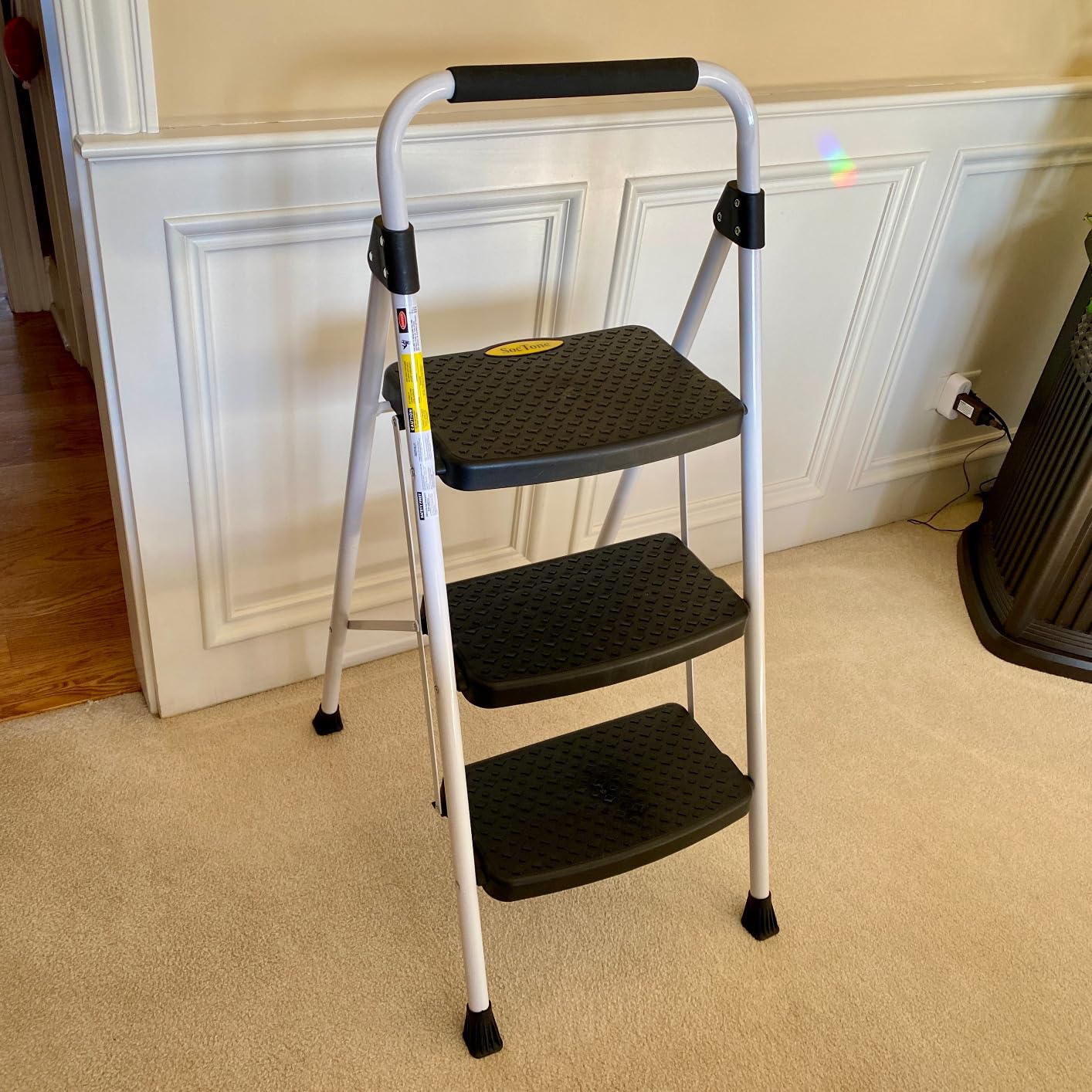 SocTone 3 Step Ladder, Folding Step Stool for Adults with Handle, Lightweight, Perfect for Kitchen & Household, 500lbs Capacity Sturdy Steel Ladder White customer photo 1