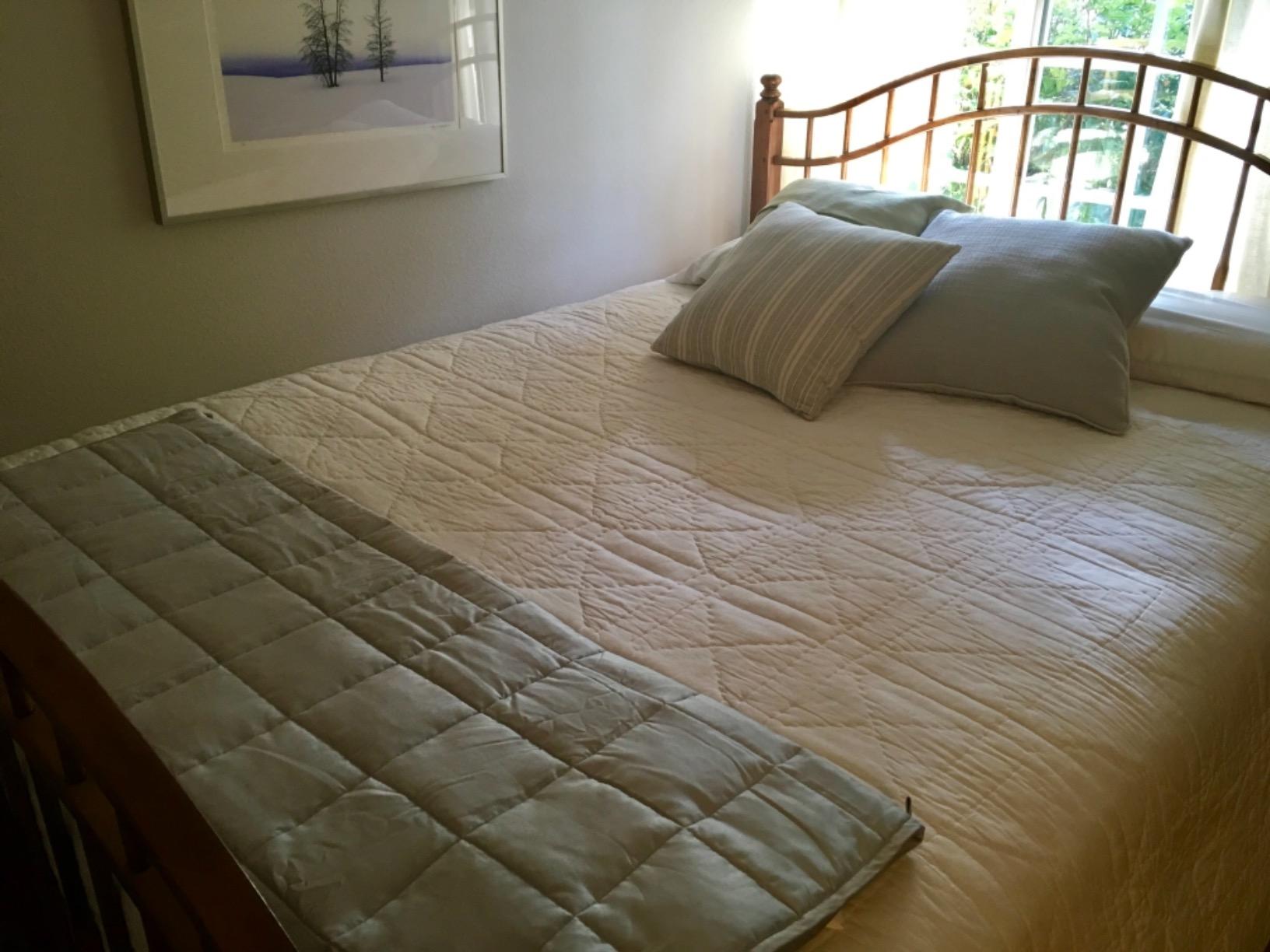 YnM Cooling Weighted Blanket for Adults, 15lbs Heavy Bed Throw for One Person of 140lbs, Perfect for Hot Sleepers or Warm Climates with Cooling Rayon/Glass Beads (60x80 Inches, Queen Bed, Blue Grey) customer photo 1