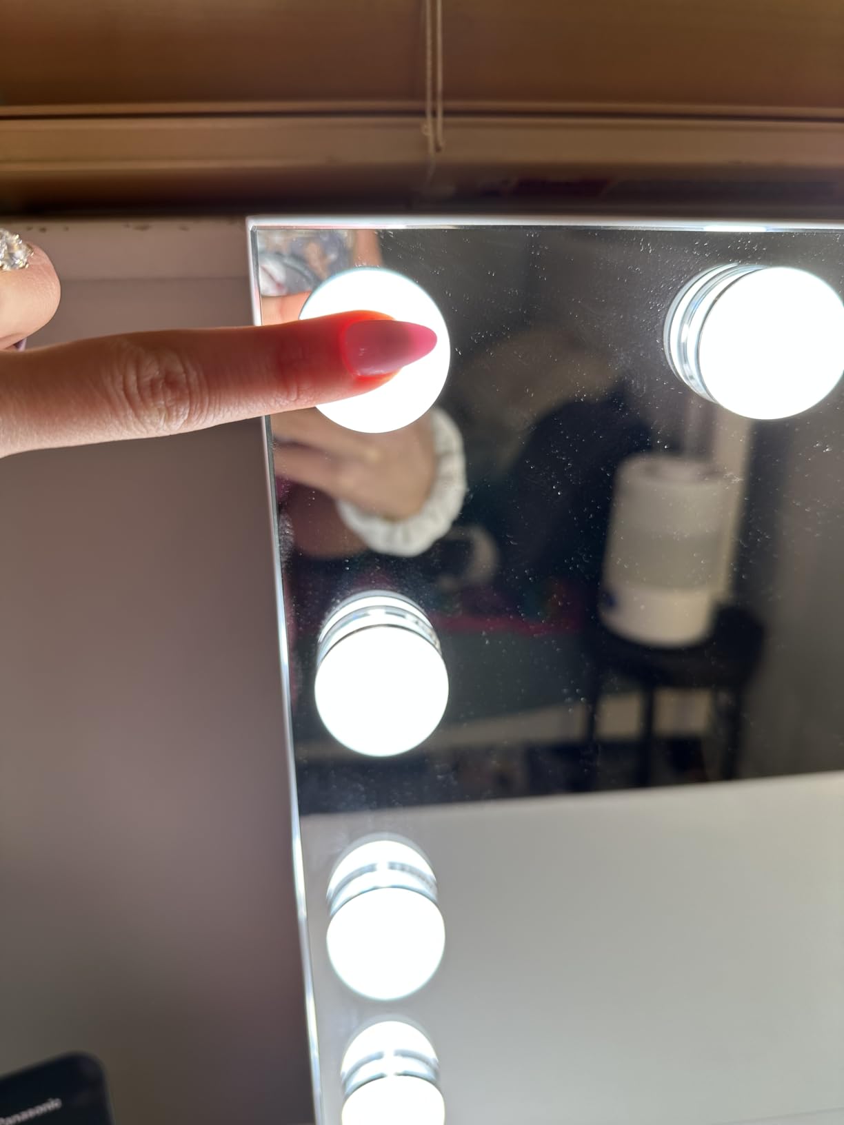 Vanity Mirror with Lights, Makeup Mirror with 17 Dimmable LED Bulbs, 3 Color Lighting Modes Detachable 10X Magnification Mirror Touch Control, 23.6X19.7 inch, White customer photo 1