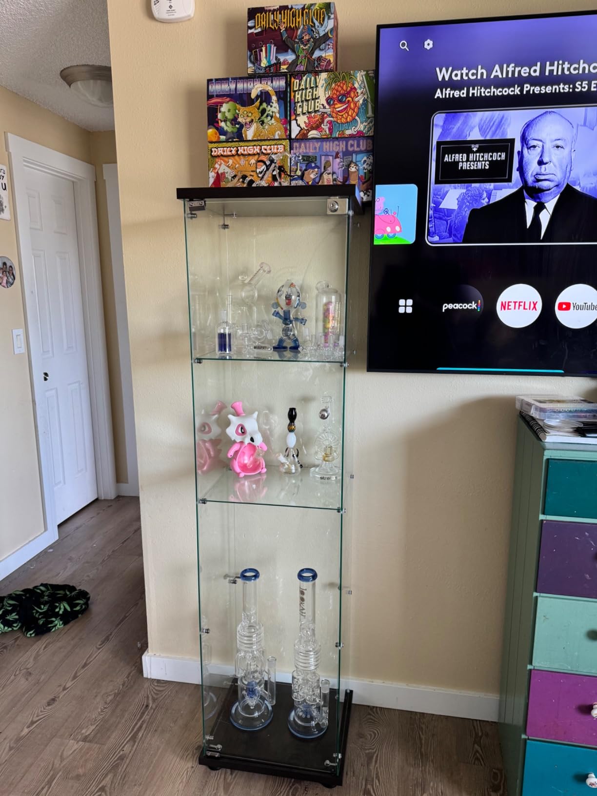 LFT HUIMEI2Y Glass Display Cabinet with Door & Lock, 4-Tier Curio Cabinet for Collectibles, Figures, Wine, Tempered Glass Display Case for Living Room Bedroom Office, 65