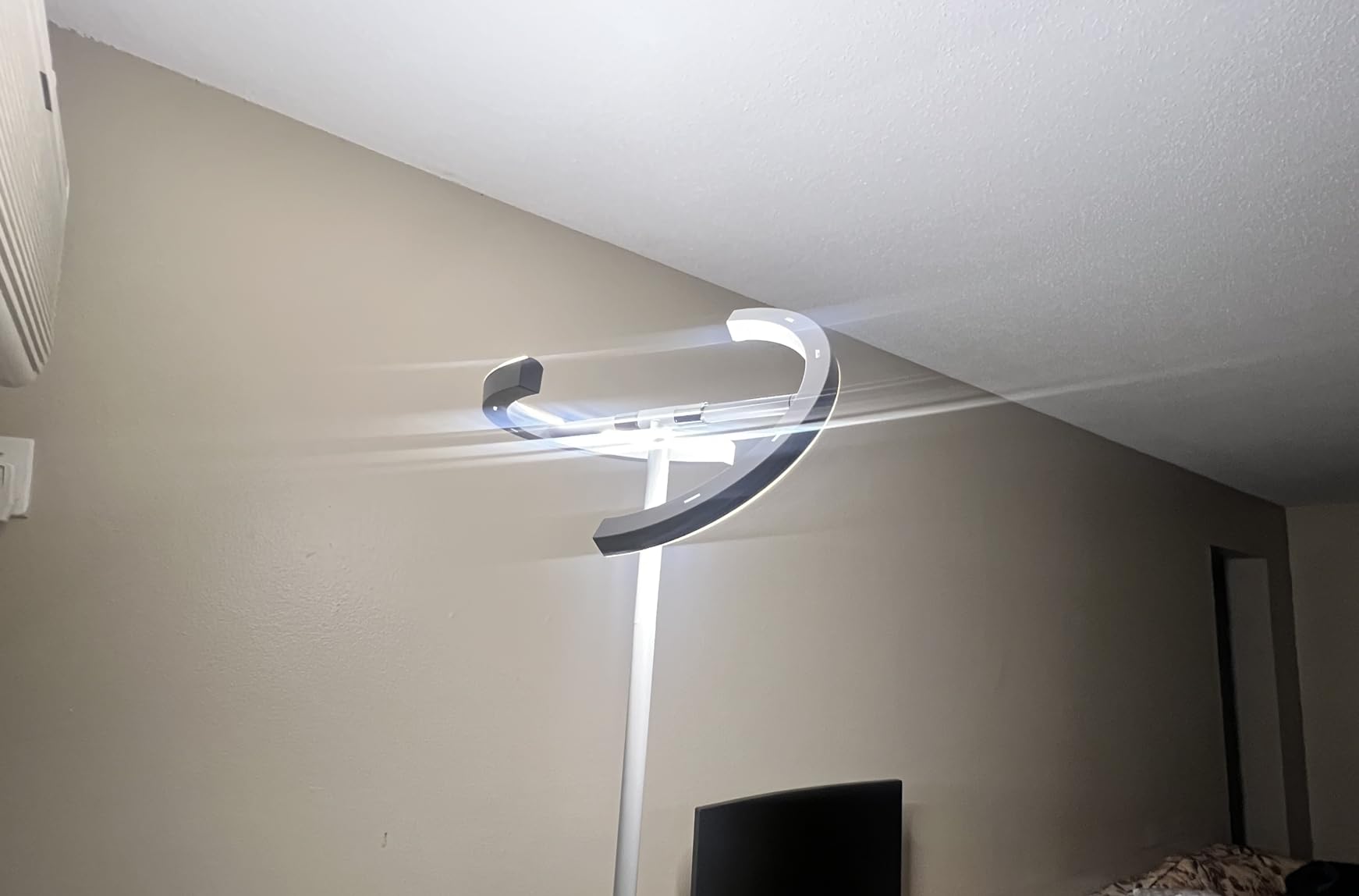 SIBRILLE LED Floor Lamp - Rotatable Standing Lamp with Touch & Remote Control, 3000-6000K, 22W Modern Floor Reading Light, Dimmable Corner Uplighter for Living Room Bedroom Office, Black customer photo 1