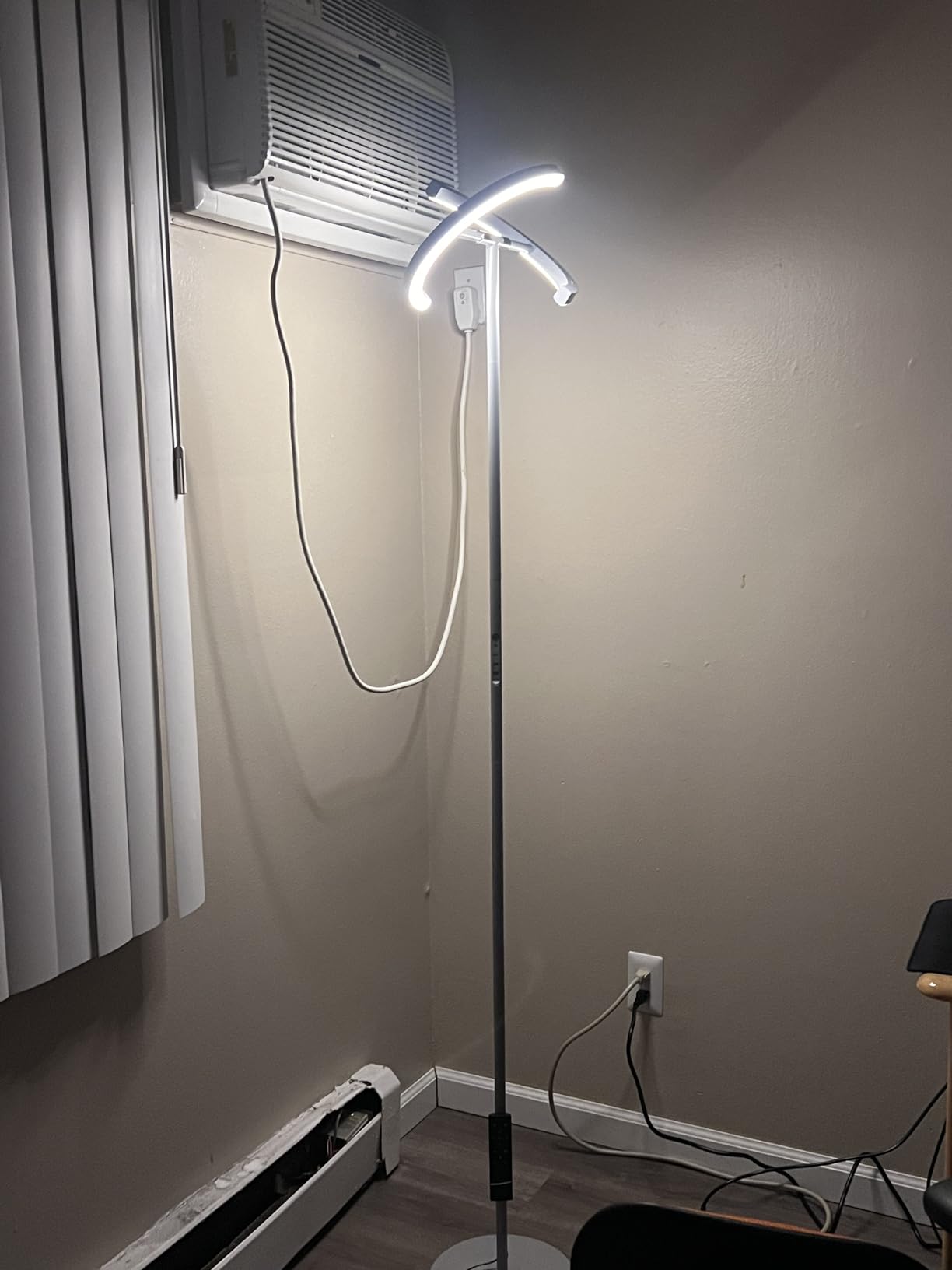 SIBRILLE LED Floor Lamp - Rotatable Standing Lamp with Touch & Remote Control, 3000-6000K, 22W Modern Floor Reading Light, Dimmable Corner Uplighter for Living Room Bedroom Office, Black customer photo 2