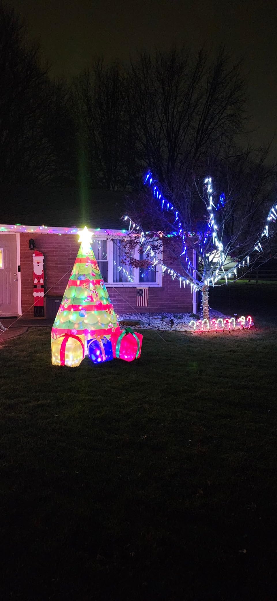 COMIN 7 FT Christmas Inflatables Tree Outdoor Decorations Blow Up Yard Present Box with Built-in LEDs for Indoor Party Garden Lawn Decor (Color-27323) customer photo 2
