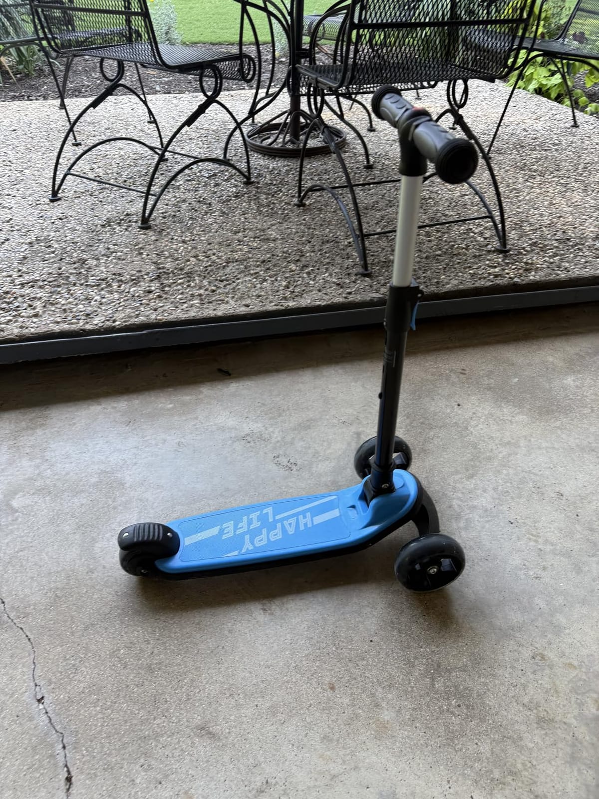 Besrey Kick Scooter for Kids Ages 3-10, 3-Wheel Folding Scooter with Adjustable Height, LED Light Wheels, Extra Wide Deck for Outdoor Activities customer photo 1