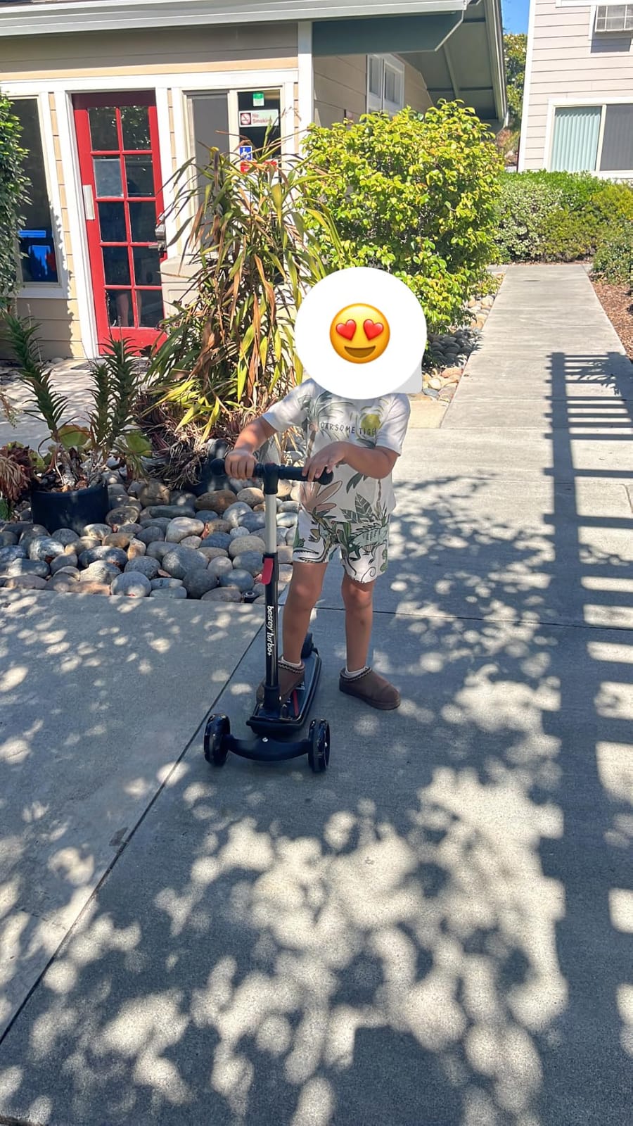 Besrey Kick Scooter for Kids Ages 3-10, 3-Wheel Folding Scooter with Adjustable Height, LED Light Wheels, Extra Wide Deck for Outdoor Activities customer photo 2