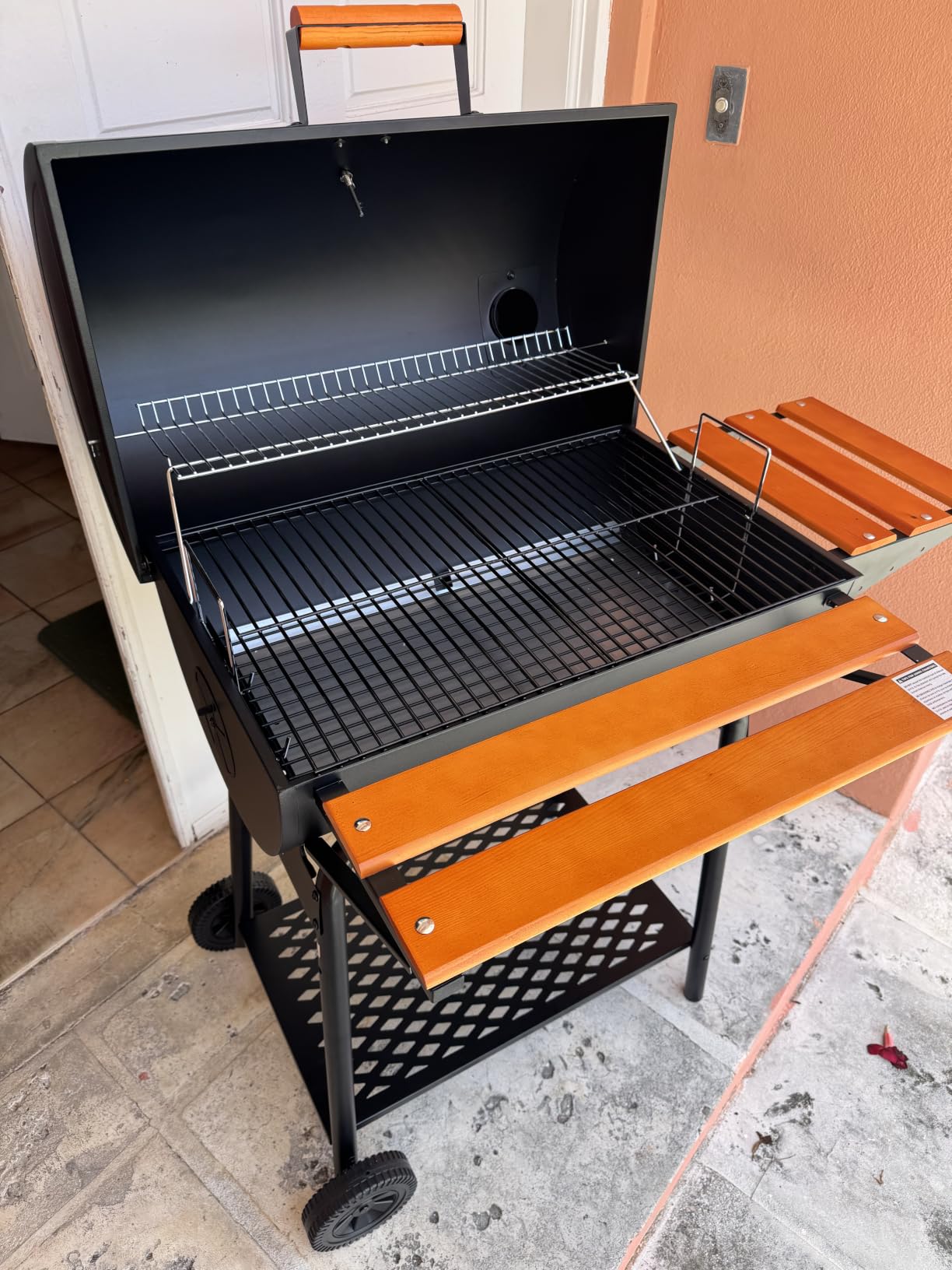 Royal Gourmet CC1830V 30 Barrel Charcoal Grill with Wood-Painted Side Front Table, 627 Square Inches Cooking Space, for Outdoor Backyard, Patio and Parties, Black customer photo 1