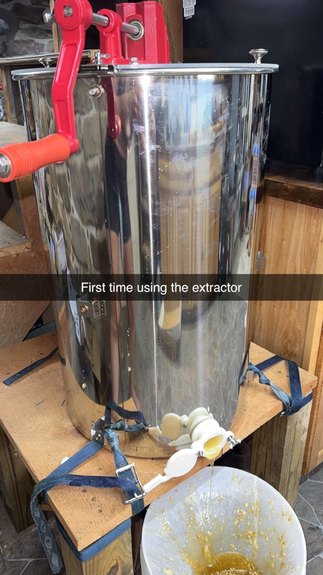 VEVOR 2/4 Frame Manual Honey Extractor Stainless Steel Extraction Equipment with Hand Crank, Clear Lid and Height Adjustable Stand, Honey Extractor for Beginner Backyard Beekeeping, Small Apiaries customer photo 2