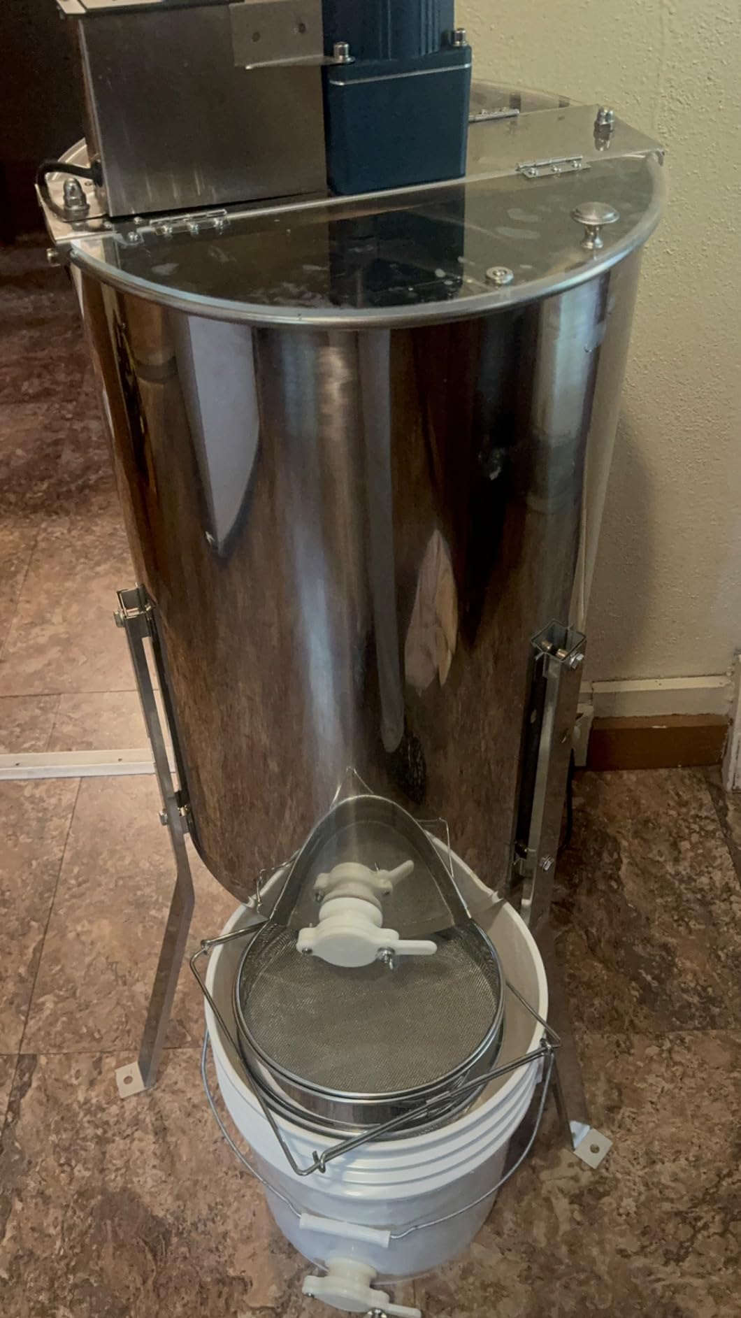 VEVOR 2/4 Frame Electric Honey Extractor with Adjustable Stand, Stainless Steel Spinner with Clear Lid, Fits 2 Deep and 2 Medium Frames for Farms, Apiaries, and Backyard Beekeeping customer photo 1