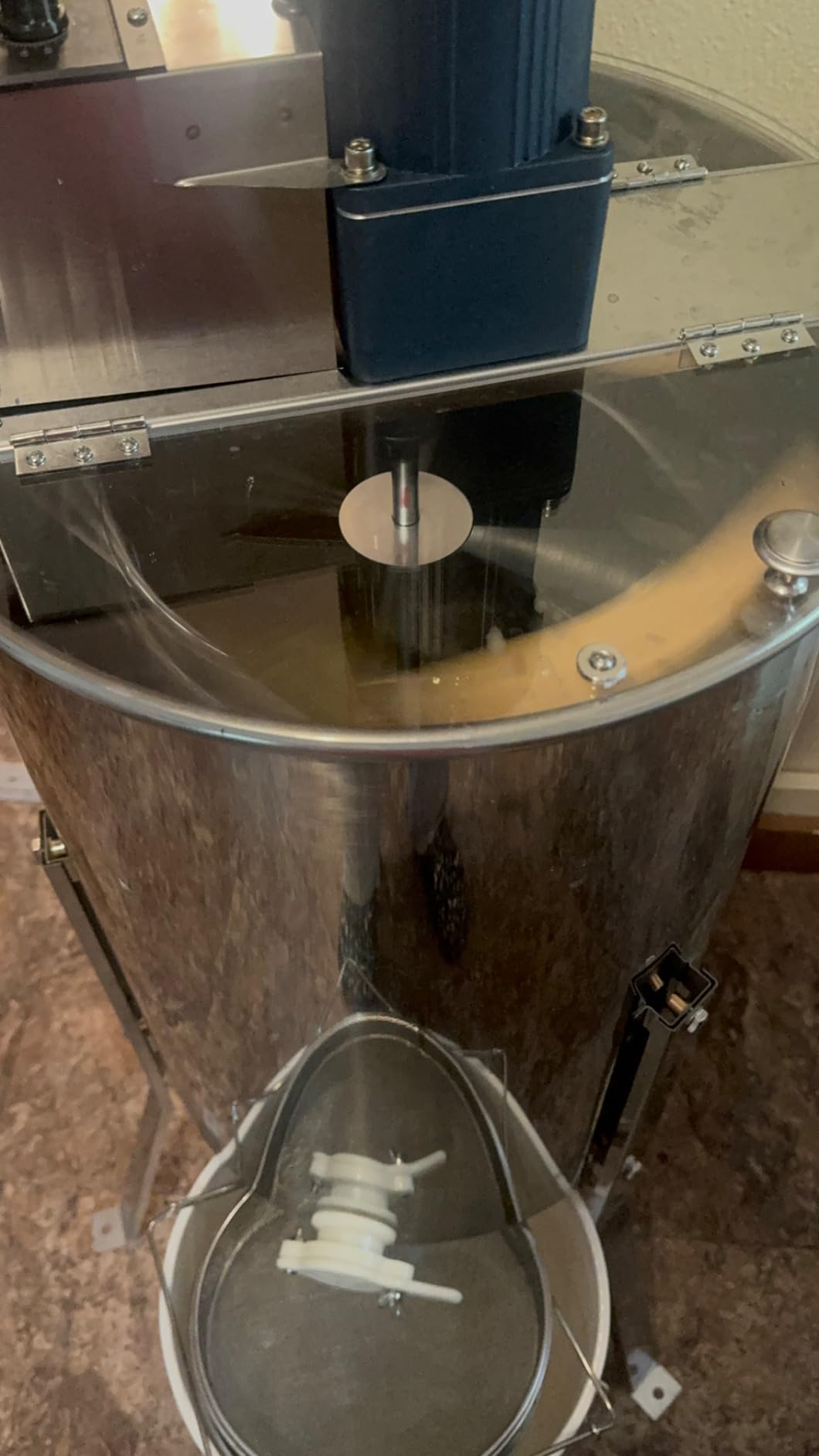 VEVOR 2/4 Frame Electric Honey Extractor with Adjustable Stand, Stainless Steel Spinner with Clear Lid, Fits 2 Deep and 2 Medium Frames for Farms, Apiaries, and Backyard Beekeeping customer photo 2