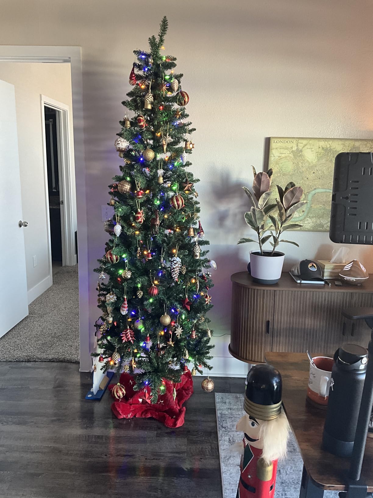 Hykolity 6ft Prelit Pencil Slim Christmas Tree with 200 Color Changing LED Lights, 544 Branch Tips, Metal Stand and Hinged Branches, 10 Color Modes customer photo 2