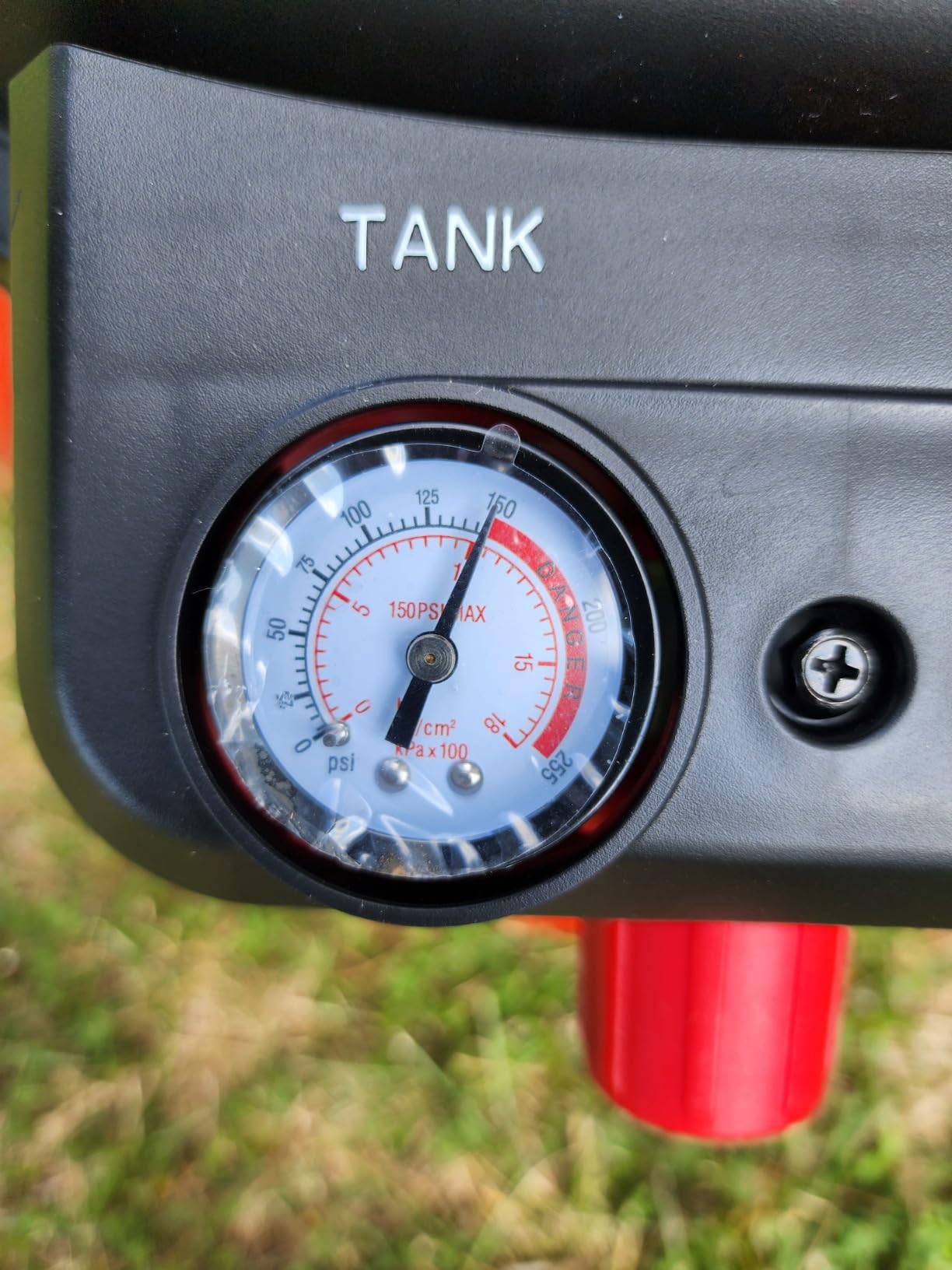 ECOMAX Pancake Air Compressor MAX 150 PSI, 2.6 CFM @90 PSI, Oil-Free, 3.6 CFM @40 PSI, Dual Quick Couplers, 1.5HP Portable Compressor for Car, Home and Jobsite, Red Model: 0210673 customer photo 1