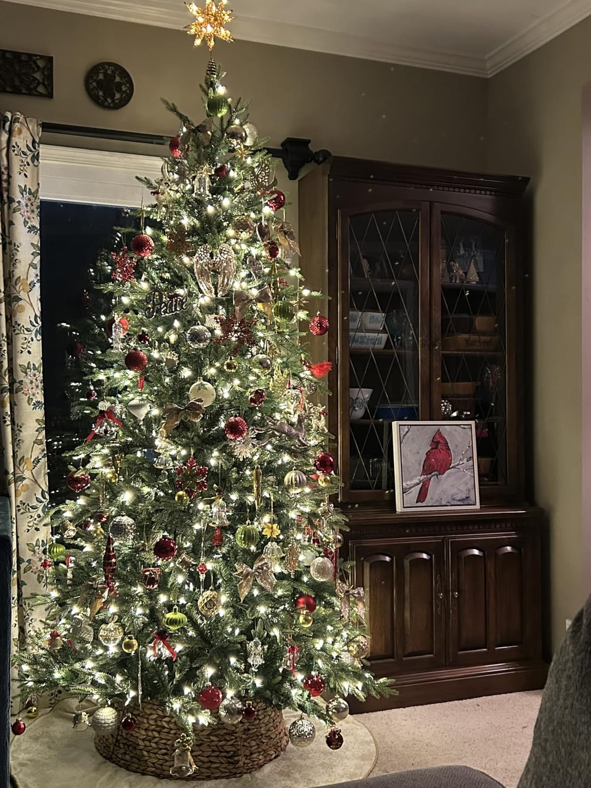 Hykolity 7.5 ft Prelit Flocked Christmas Tree with Realistic PE Foliage | 450 Warm White Led Lights, 3,325 Mixed Tips, Hinged Design and Sturdy Metal Stand customer photo 1