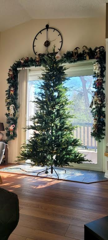 Hykolity 7.5 ft Prelit Flocked Christmas Tree with Realistic PE Foliage | 450 Warm White Led Lights, 3,325 Mixed Tips, Hinged Design and Sturdy Metal Stand customer photo 2