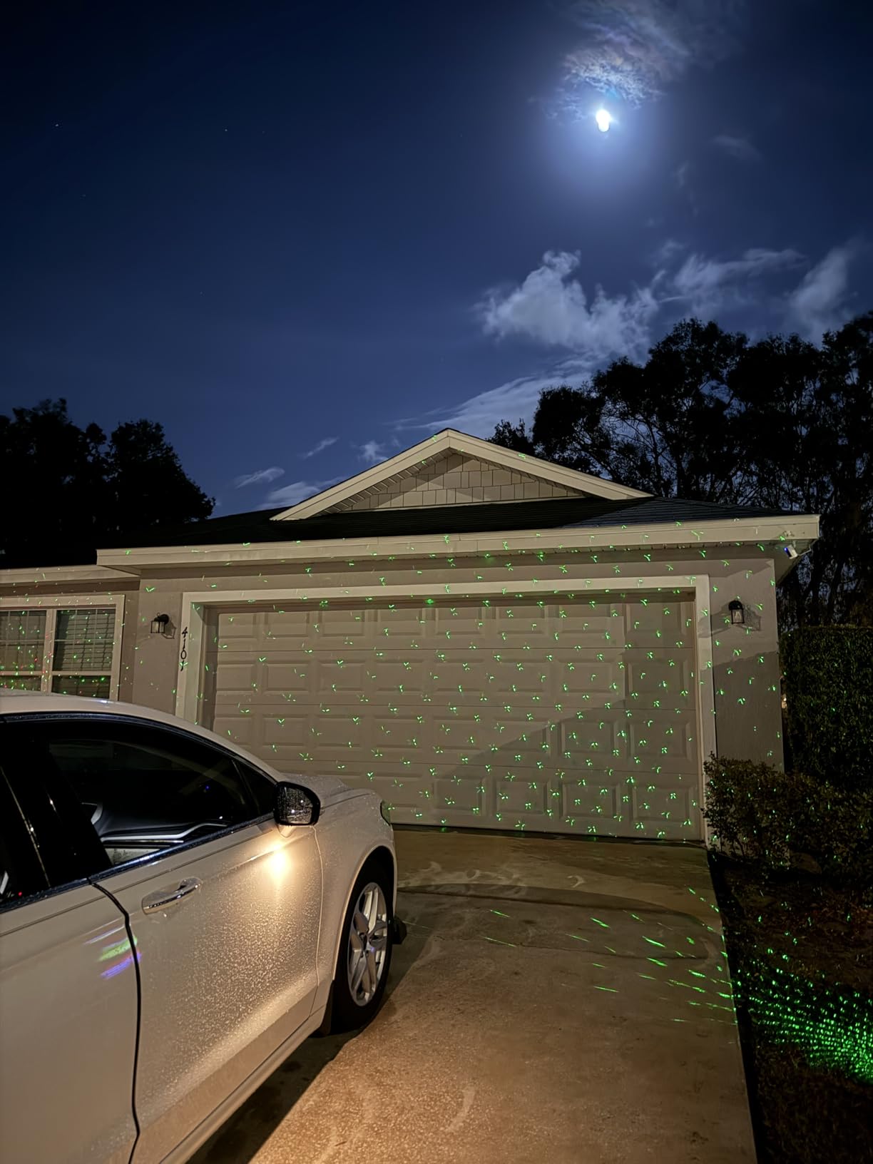 SUNFUCAN Laser Christmas Projector Lights Outdoor, Outdoor Garden Laser Light, Landscape Lights with Red and Green Stars, IP65 Waterproof, Cold Resistant. Suitable for Holiday, Party, Garden Decorati customer photo 2