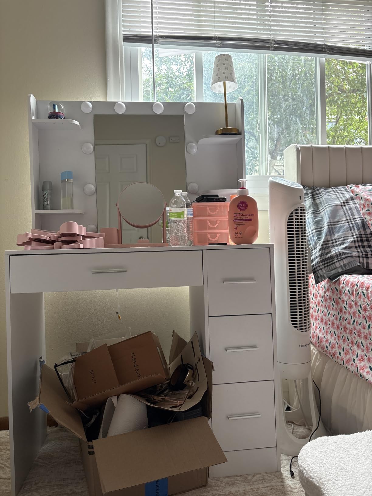 Quimoo Large Vanity Desk with LED Lighted Mirror & Power Outlet, Makeup Vanity Table with 7 Drawers, 4 Shelves and 5 Hooks, Vanity Table, Vanity Desk Set for Bedroom, Bathroom, White customer photo 1