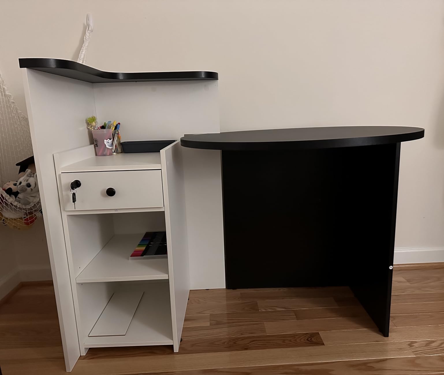 GIANTEX Reception Desk, Front Counter Desk with Lockable Drawer, Checkout Table with Round Tabletop, Corner Shelf & Adjustable Shelf for Office Beauty Salon Retail Store (White & Brown) customer photo 1