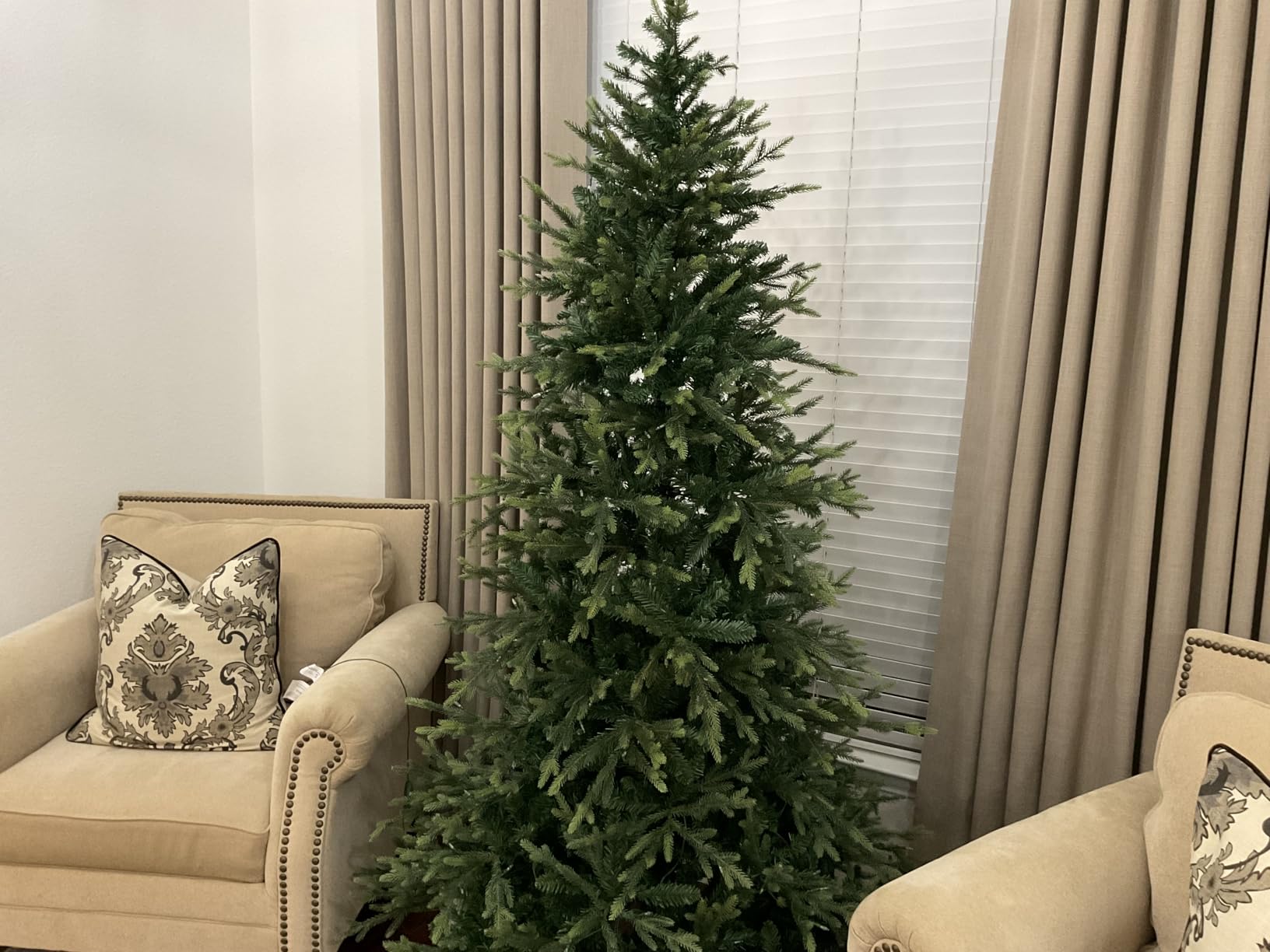 Hykolity 7.5 ft Prelit Christmas Tree with Realistic PE Foliage | 450 Warm White Led Lights, 3,325 Mixed PE and PVC Tips, Hinged Design and Sturdy Metal Stand customer photo 1