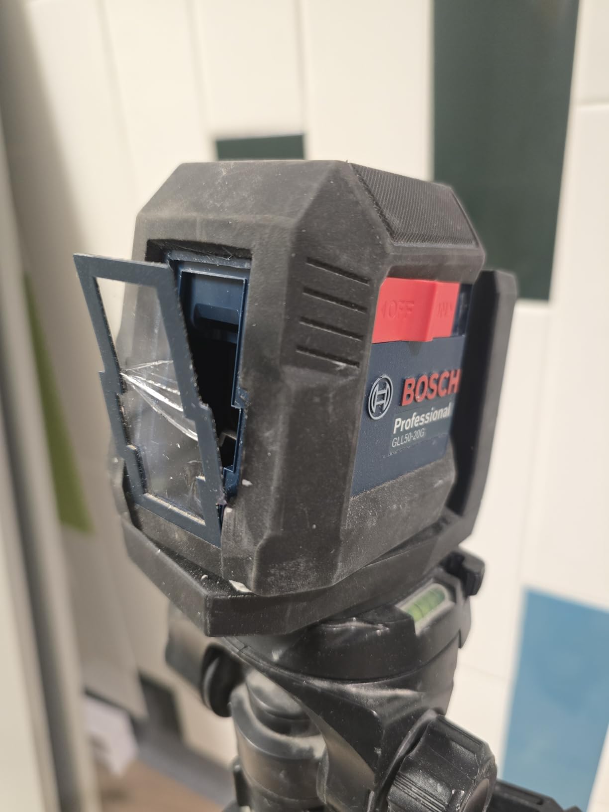BOSCH GLL50-20G 50 Ft Green-Beam Self-Leveling Cross-Line Laser Level | laser measuring tool accuracy, self-leveling, IP55 durable, includes integrated magnetic mount, 2 AA Batteries & Soft Pouch customer photo 1