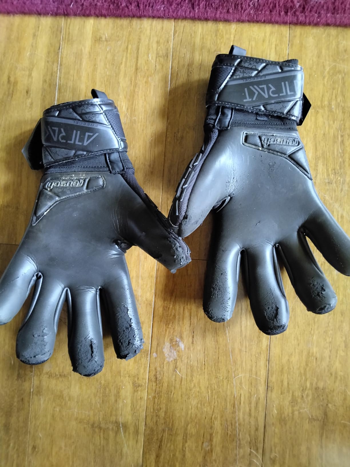 Reusch Attrakt Freegel Unisex Goalkeeper Gloves, Soccer Goalie Gloves with Finger Support, Flexible, Breathable, Durable Grip, AirVent System, for Artificial Grass & Hard Surfaces customer photo 2