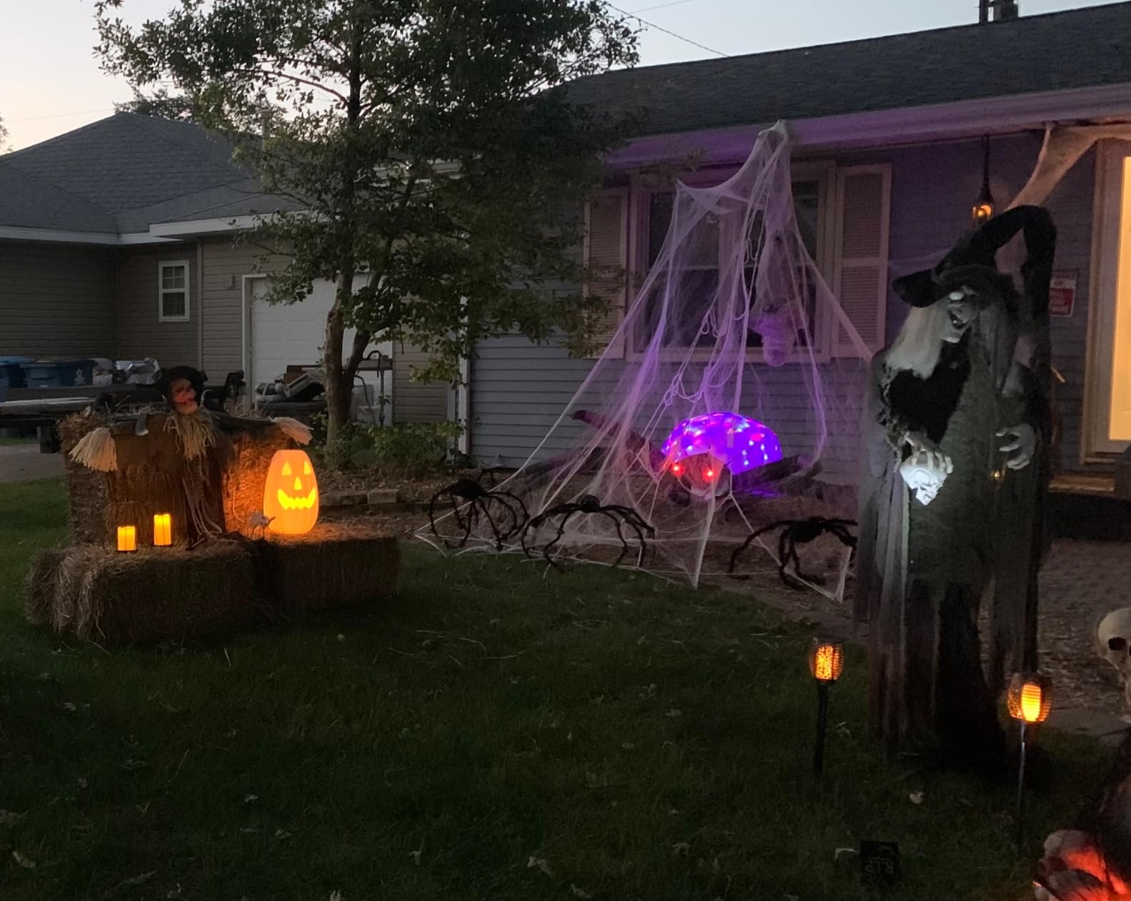 COMIN 9FT Halloween Inflatables Decorations Green Spider Yard LEDs Decor | Built-in LEDs and green scary spider design for Halloween lawn, garden, porch and party displays. customer photo 2
