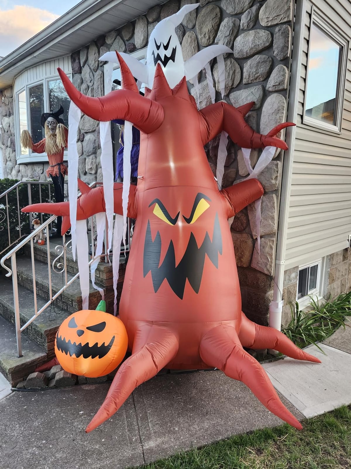 GOOSH 10 FT Halloween Inflatables Tree Outdoor Decorations Blow Up Yard Scary Dead Tree with Pumpkin and Ghost with Built-in LEDs for Garden Lawn Indoor Party Decor customer photo 1