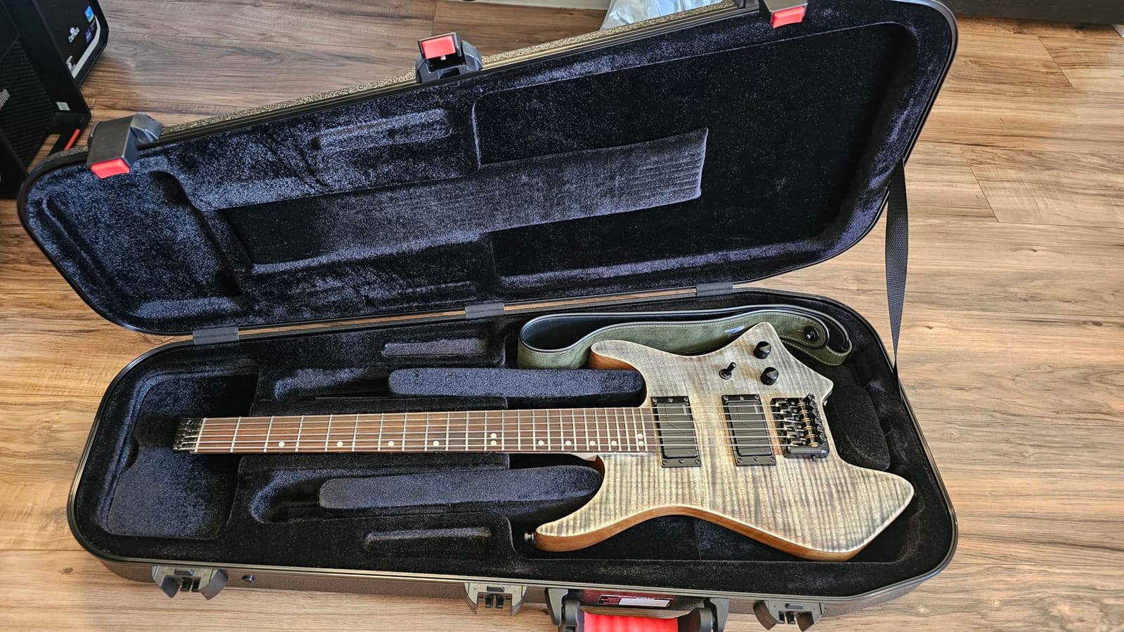 Gator Cases TSA Flight Case for Headless Electric Guitars | Military-grade molded shell TSA approved locking latch Ideal for air travel and touring gigs (GTSA-HEADLESSELEC) customer photo 2