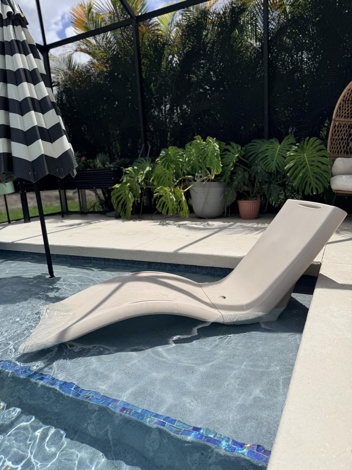 Step2 Vero Pool Lounger, Fade-Resistant, Waterproof Patio Furniture, Pool Lounge Chair for Sun Shelf, Use in Pools with Shelves Up to 12-Inches Deep or Outside Pool Deck, Weighted, White customer photo 1